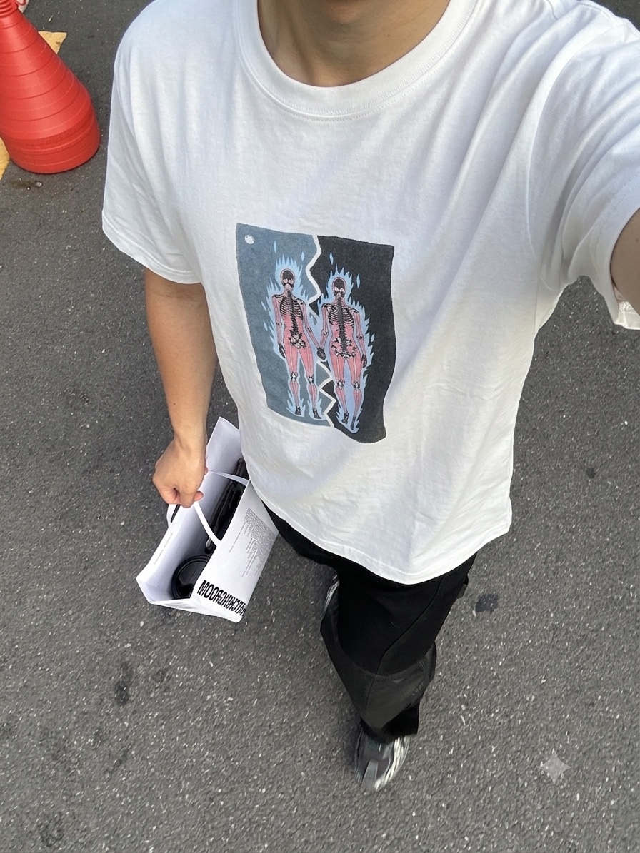 Polyteru 1/2 Graphic T-Shirt 'Skull Couple' White 착용 스타일
