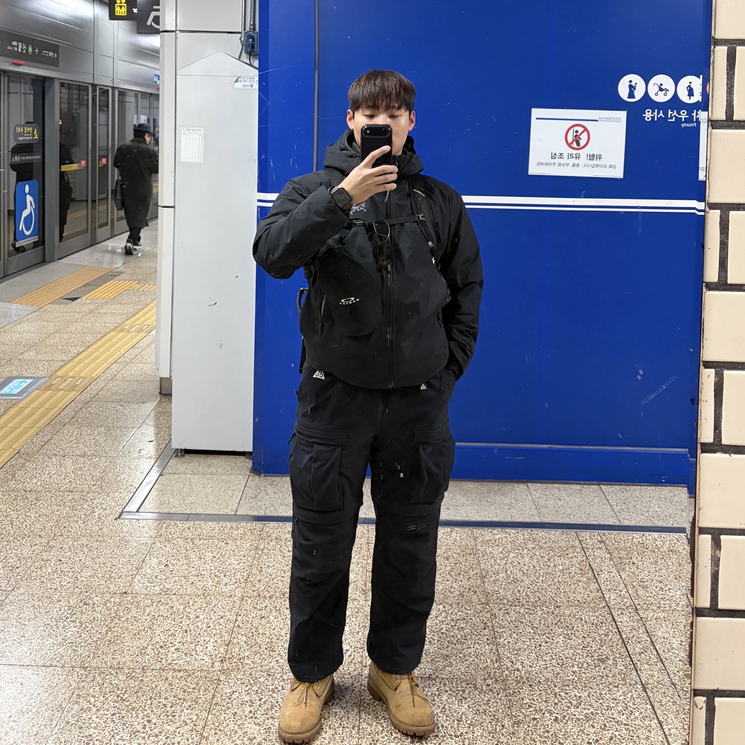 Arc'teryx Beta Jacket Black, Nike ACG Smith Summit Cargo Pants Black Anthracite - Asia 착용 스타일
