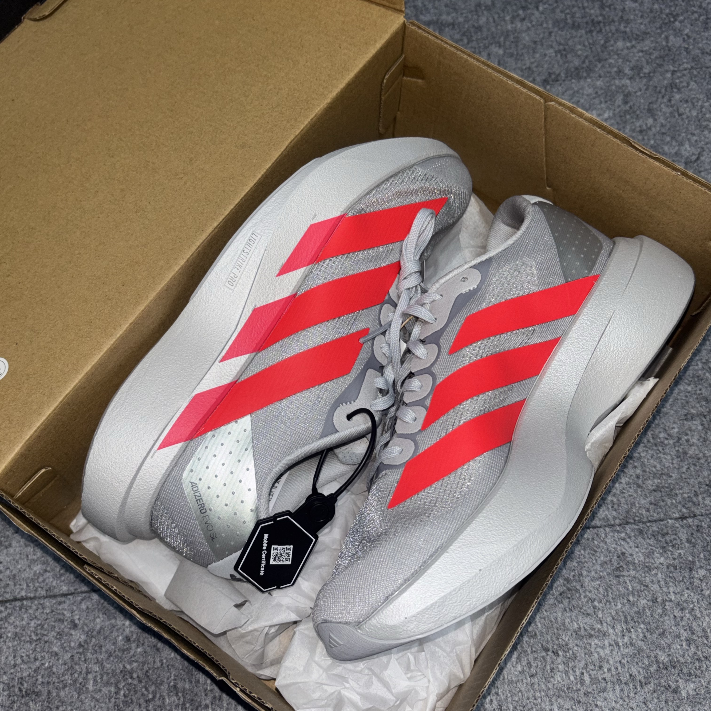 Adidas Adizero EVO SL Silver Metallic Lucid Red 착용 스타일