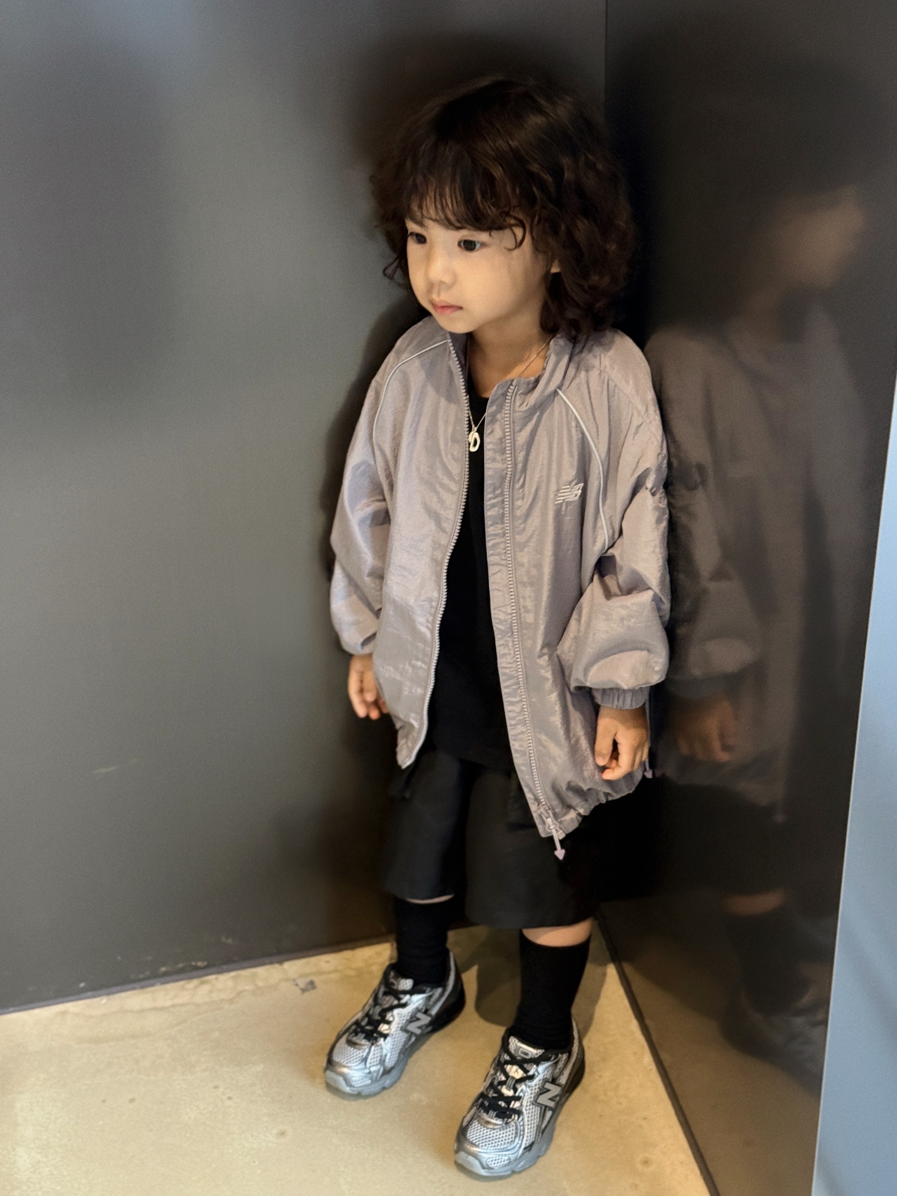 (Kids) New Balance Air Glossy Windbreaker Purple 착용 스타일 - 3