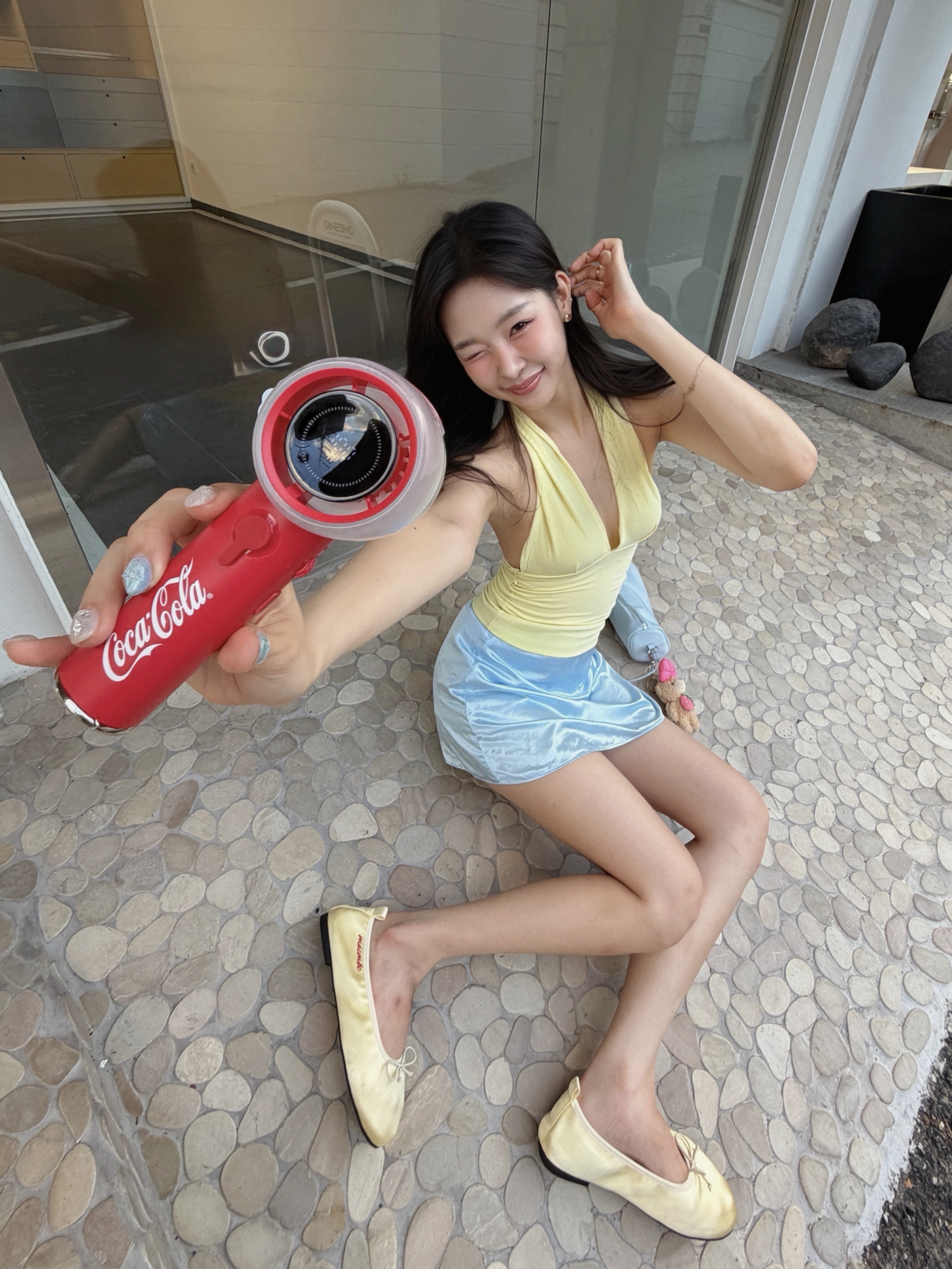 Coca-Cola Signature Portable Mist Handheld Fan (CO-WFS07R) 착용 스타일 - 1