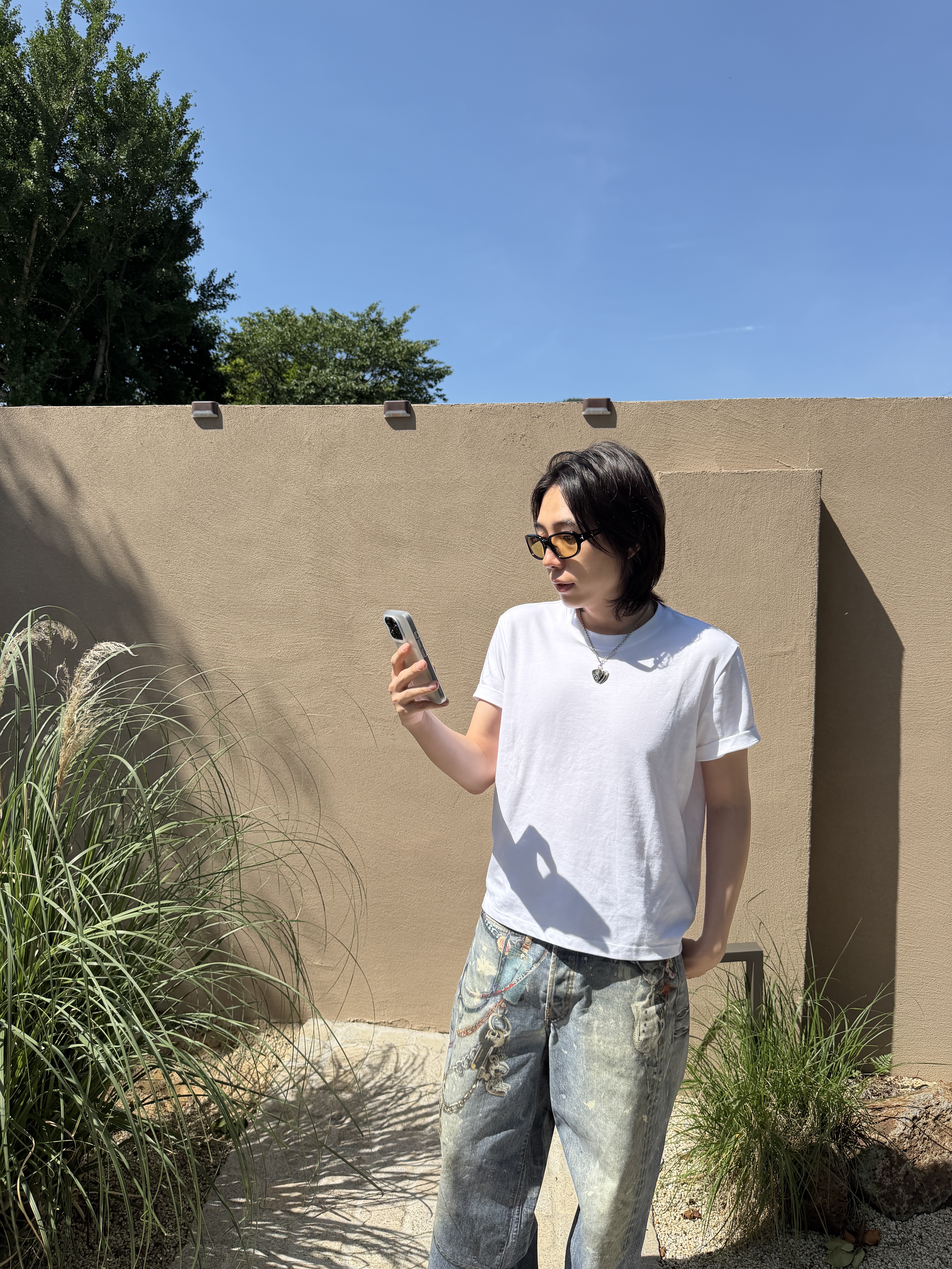 Acne Studios Loose Fit Jeans 1981 Mid Blue, Gentle Monster Noizer 01(OL) Black 착용 스타일 - 1