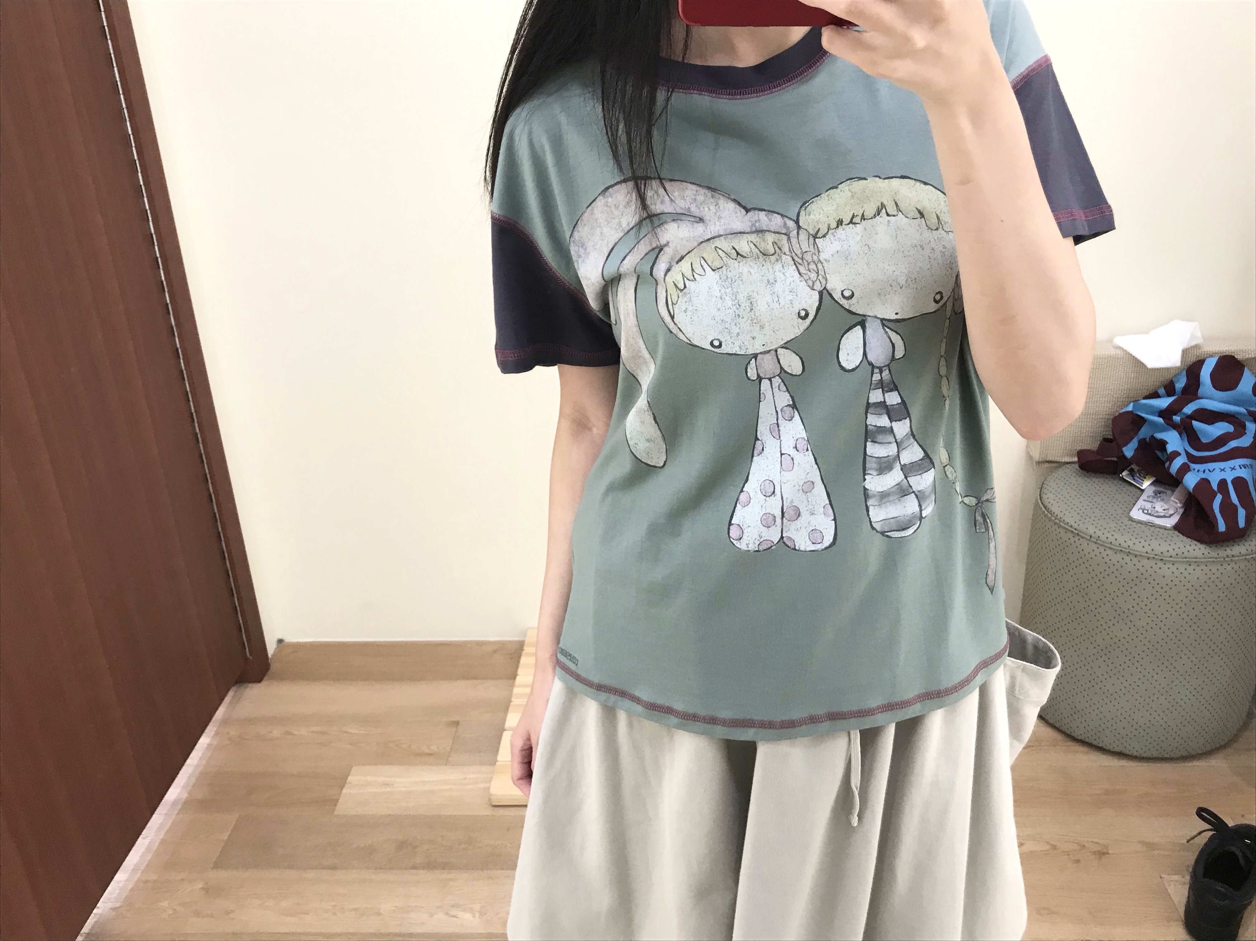 COYSEIO Striped Layered Midi Skirt Light Grey, COYSEIO Color Block Graphic T-Shirt Green 착용 스타일