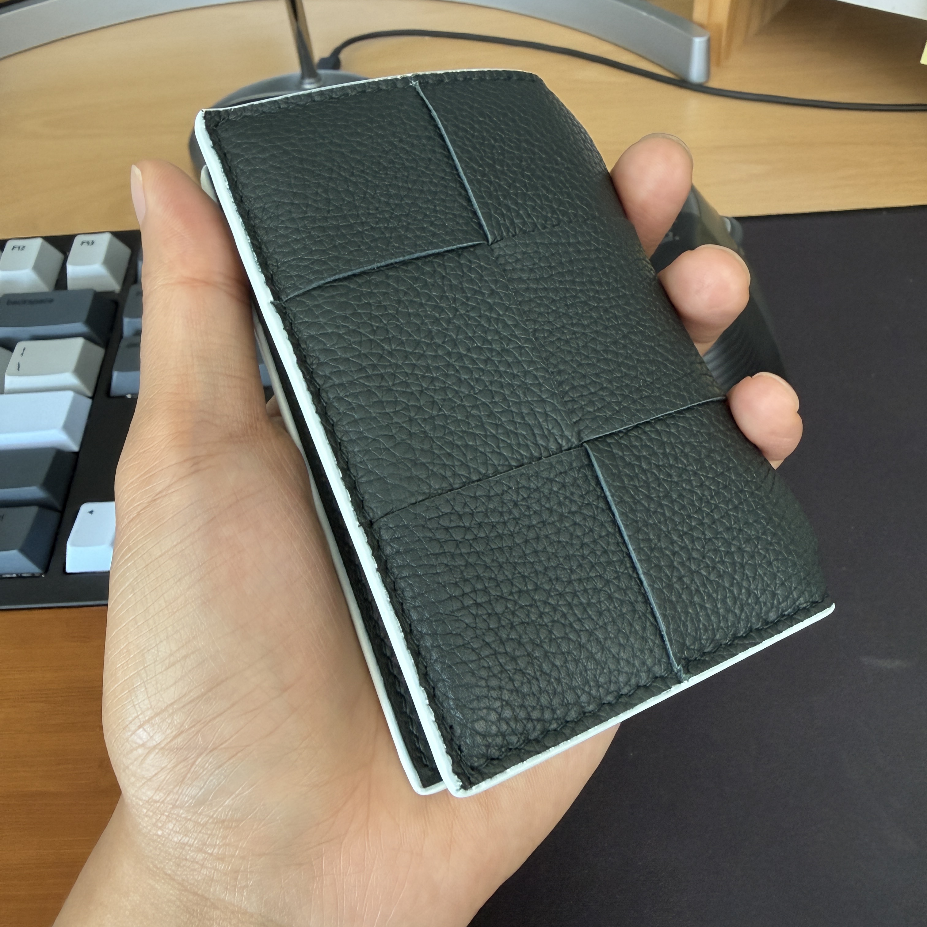 Bottega Veneta Cassette Flap Card Case Inkwell Glacier 착용 스타일 - 1