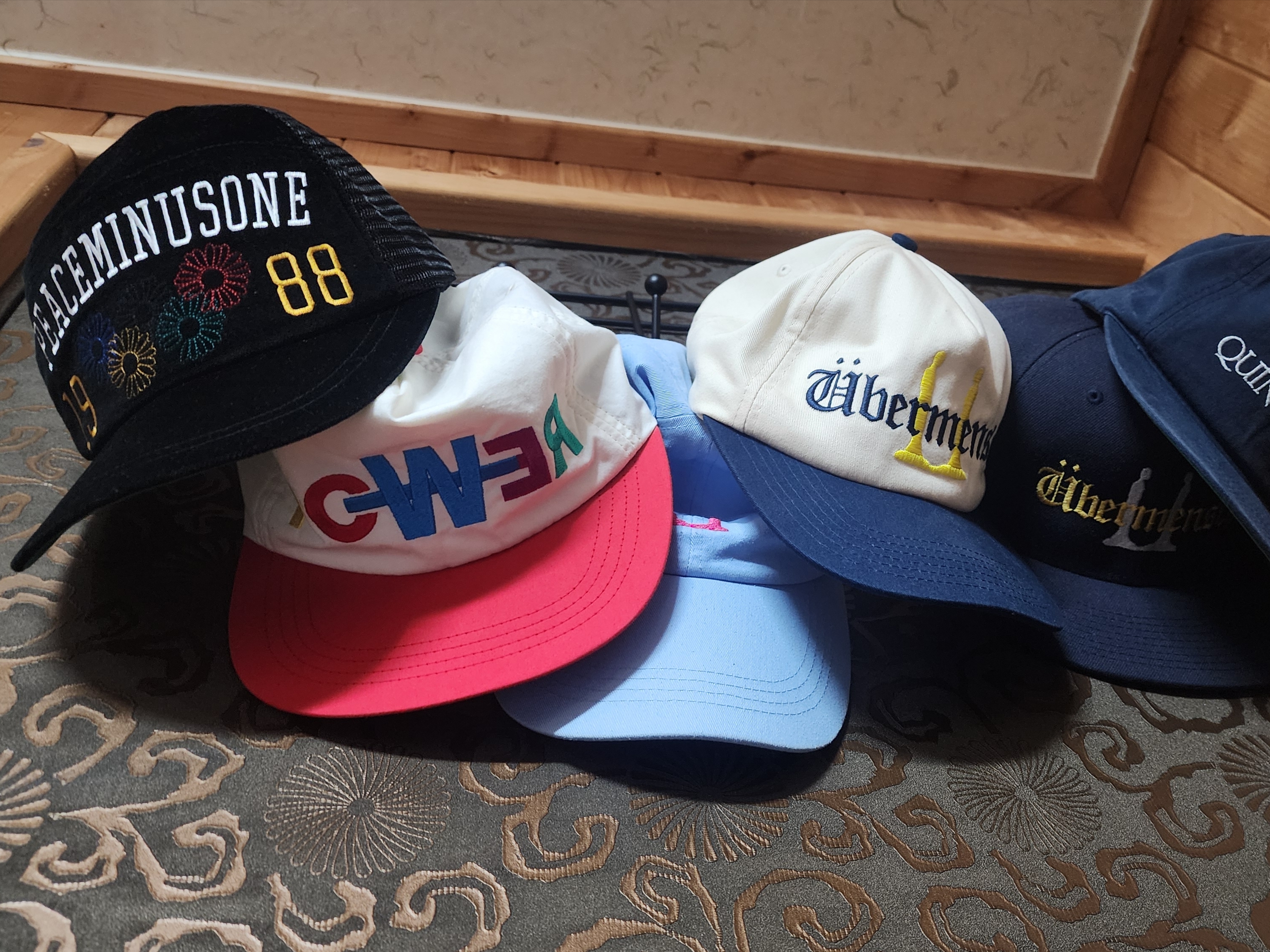 Peaceminusone Mesh Cap #1 Black, G-DRAGON Power Ball Cap White 착용 스타일