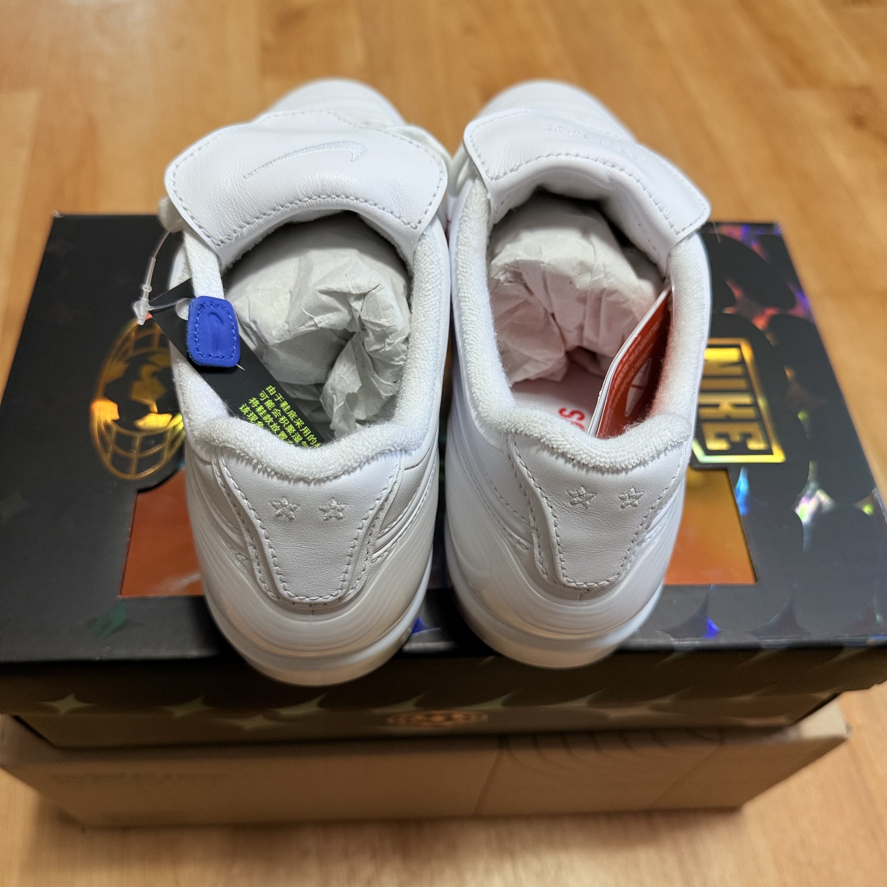 Nike x Jacquemus Cryoshot Tiempo R10 White and Sport Royal 착용 스타일 - 3