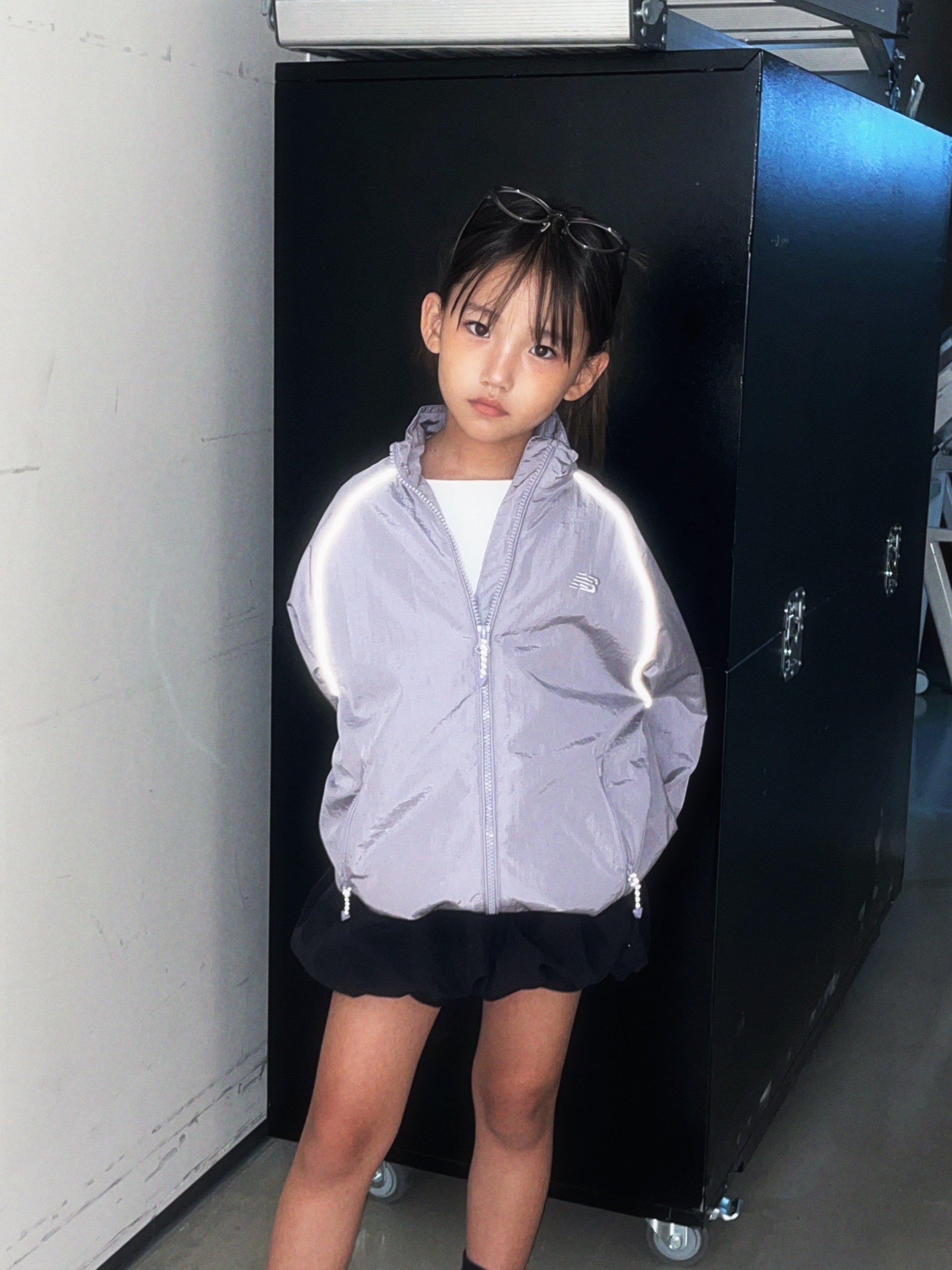 (Kids) New Balance Air Glossy Windbreaker Purple 착용 스타일 - 2