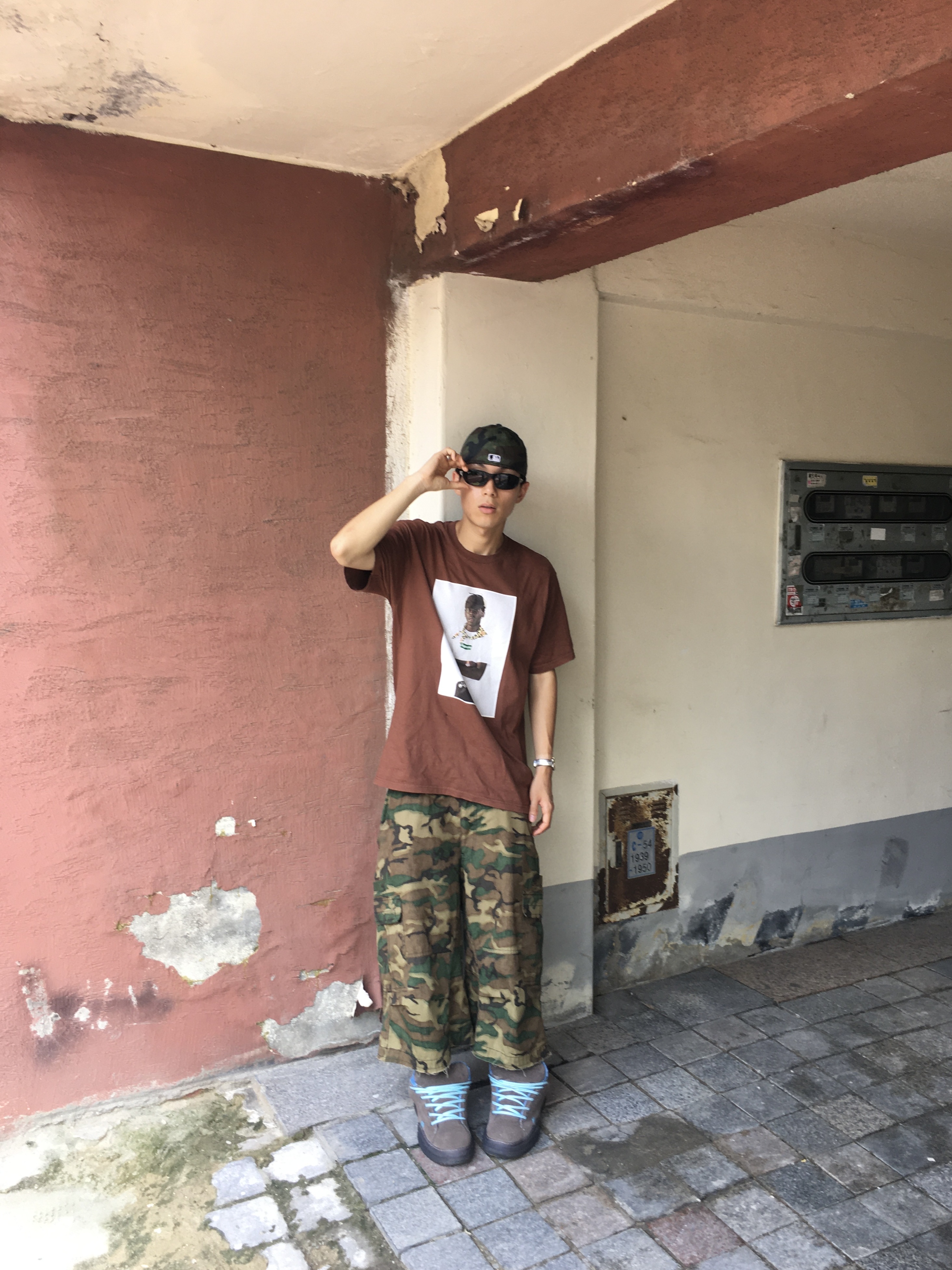 ERL Vamp Skate Electric Gray, Supreme Tyler The Creator T-Shirt Brown - 24FW 착용 스타일 - 1