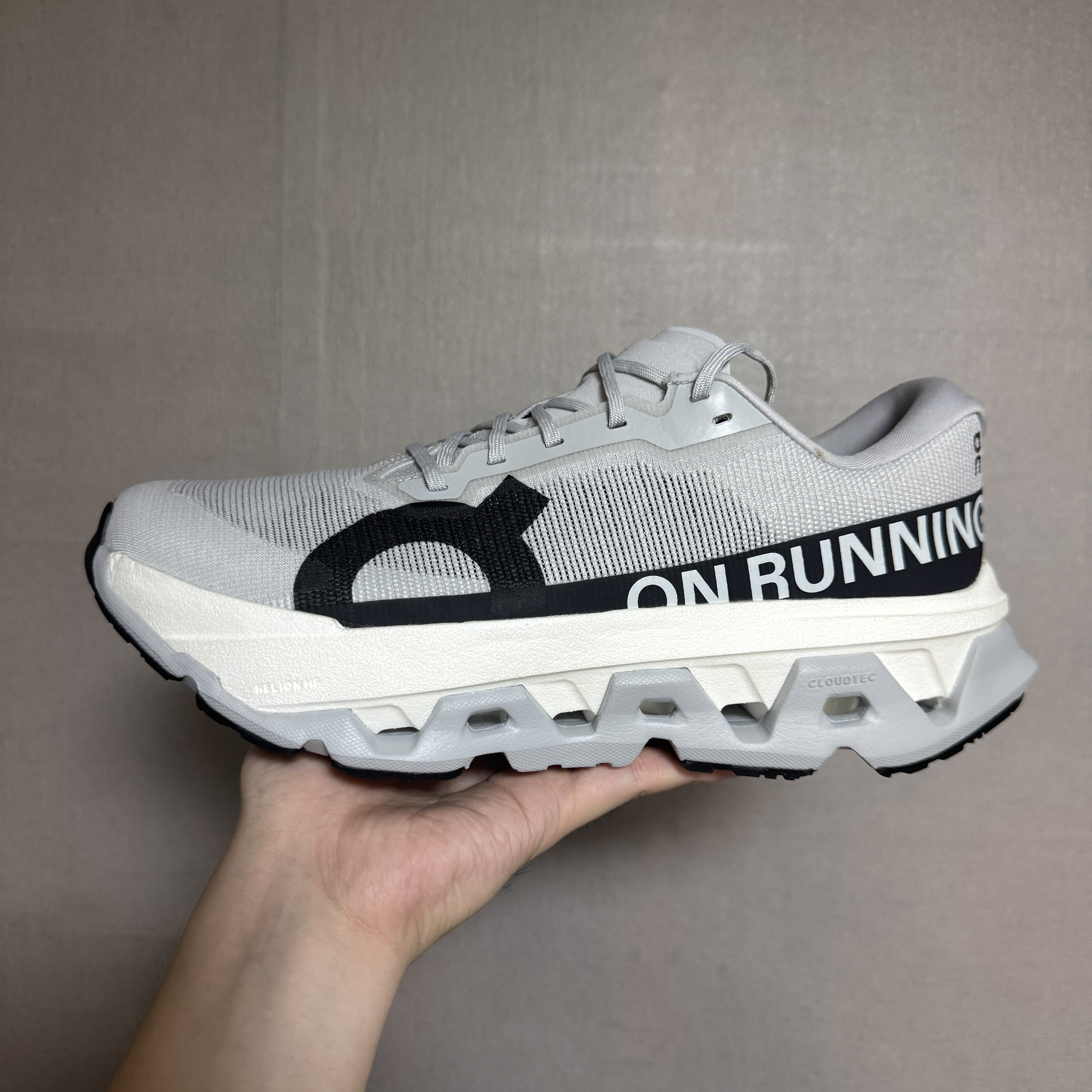 On Running Cloudmonster 3 Hyper Glacier Black 착용 스타일 - 2