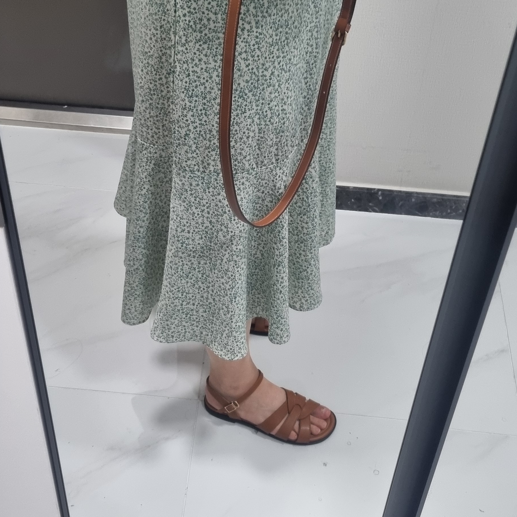 Celine Small Boston Cuir Triomphe in Triomphe Canvas Calfskin Tan 착용 스타일 - 3