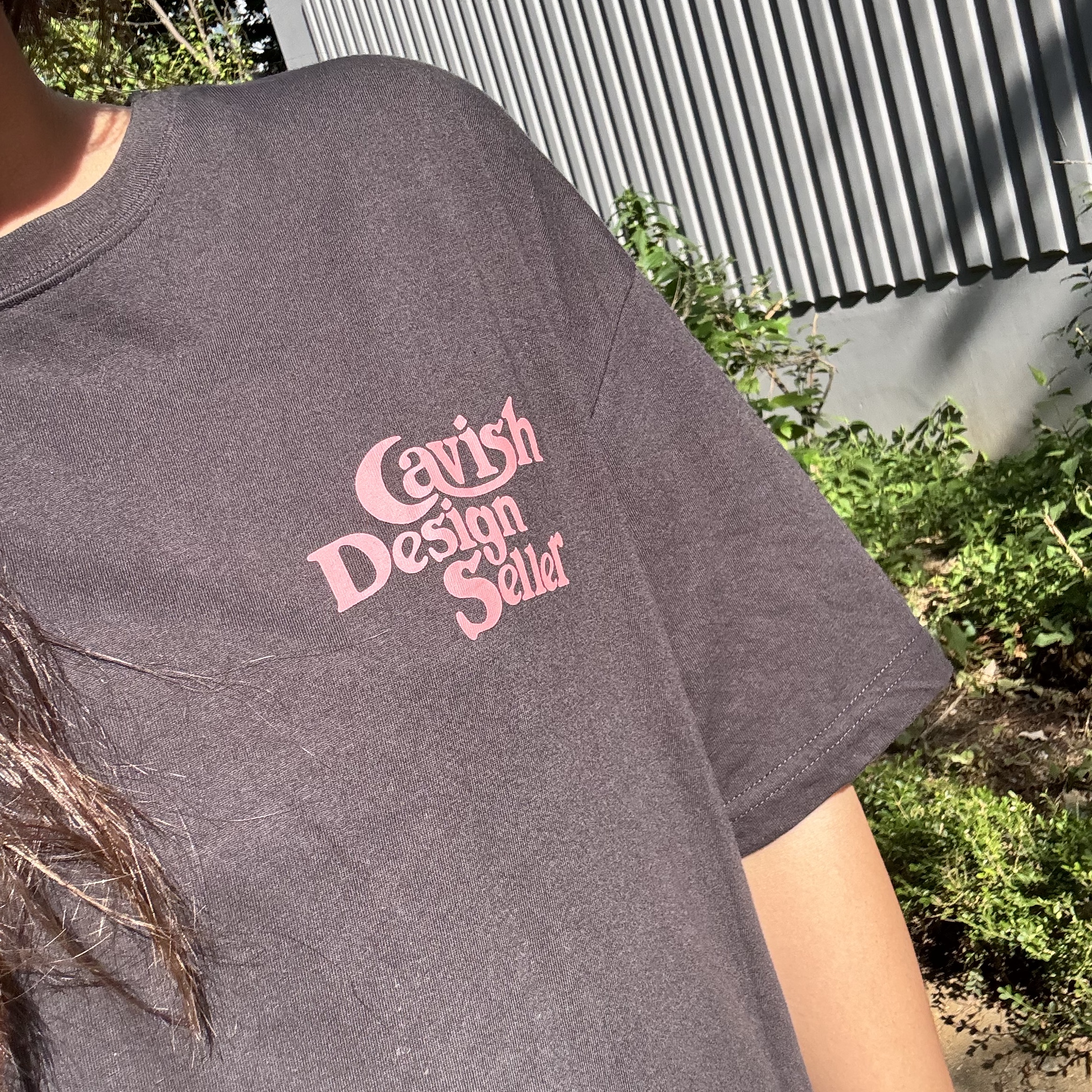 CAVISH Seller Logo SS Tee Charcoal 착용 스타일 - 2