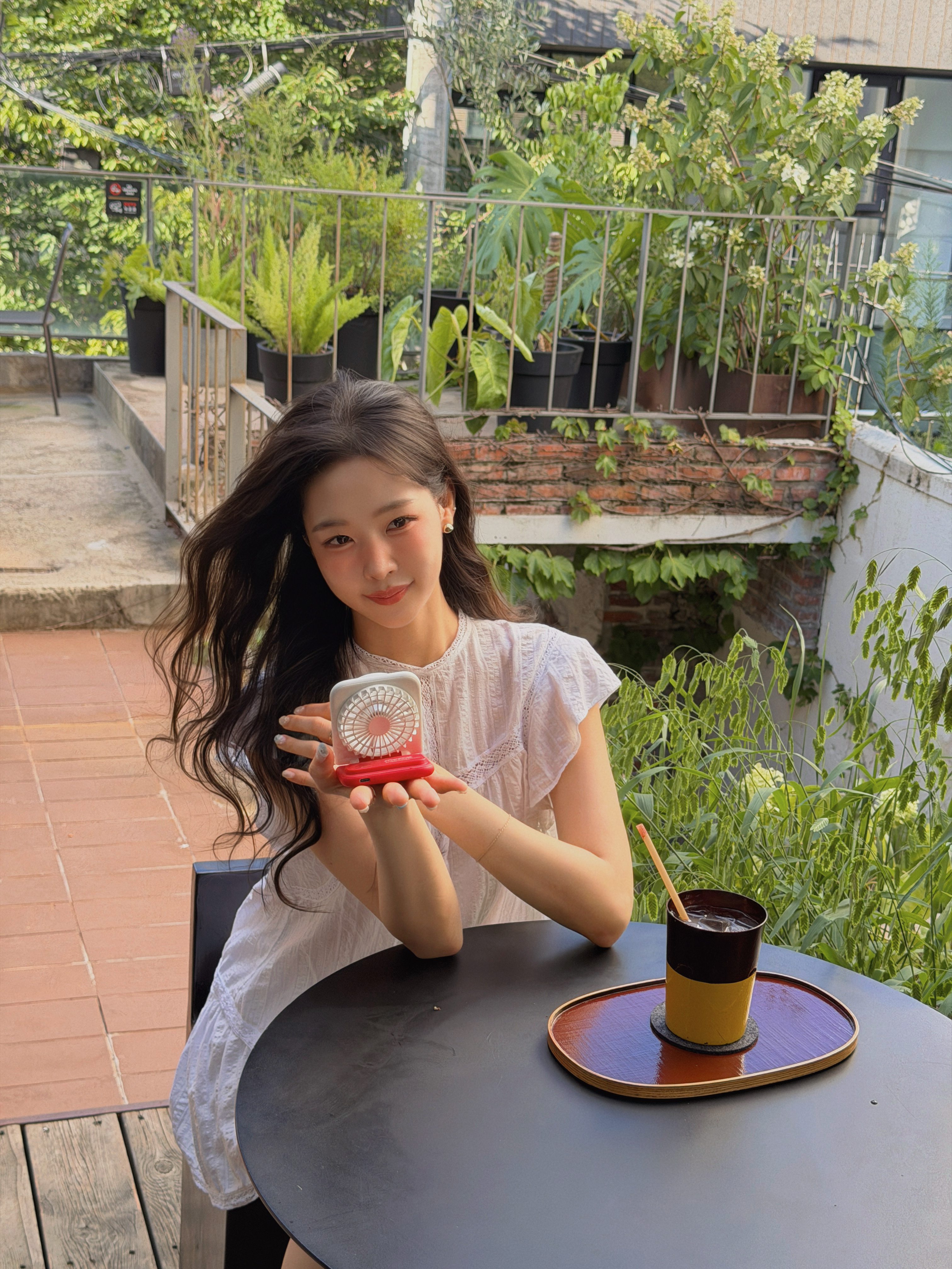 Coca-Cola Signature Foldable Portable Handheld Fan (CO-WFS05R) 착용 스타일 - 3