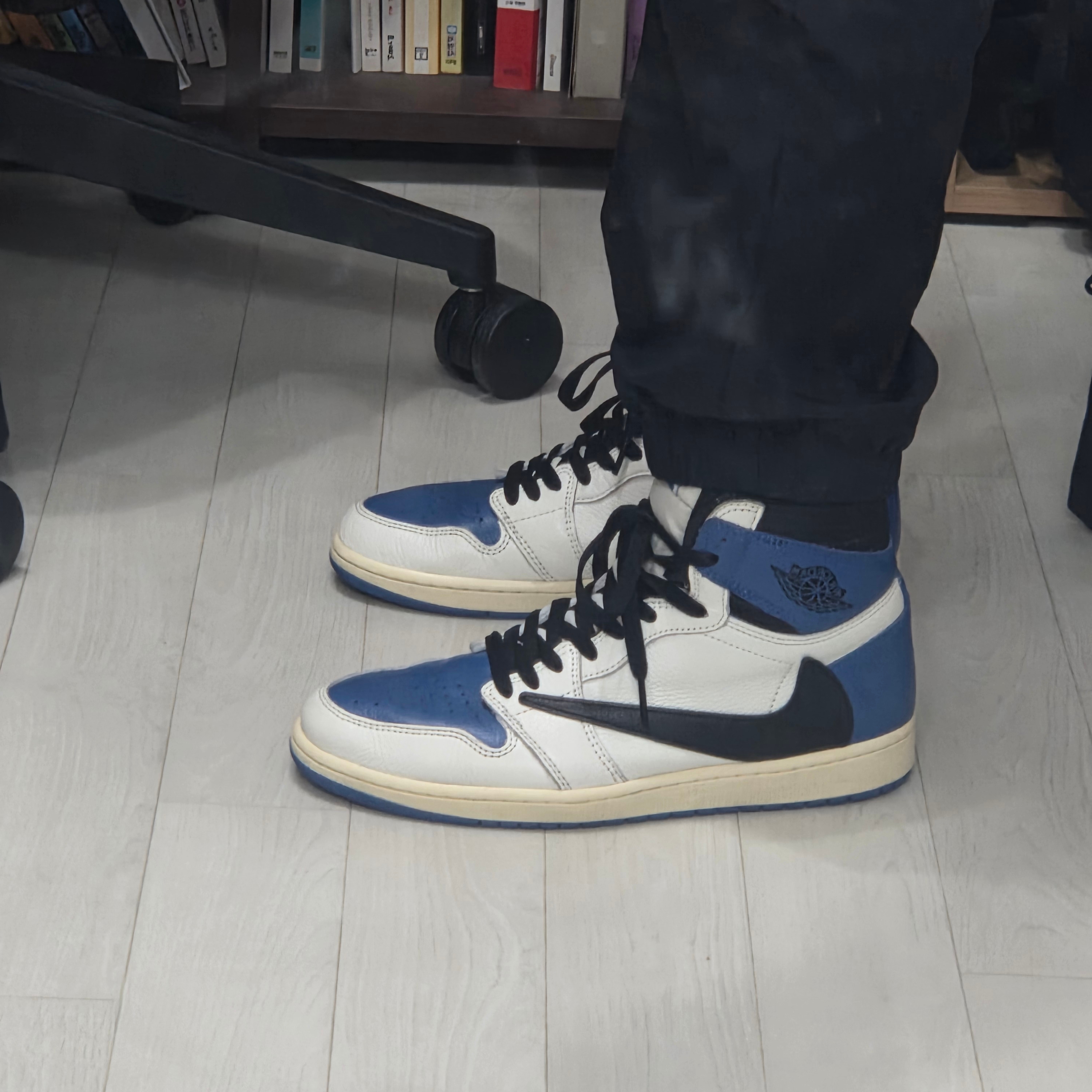 Jordan 1 x Travis Scott x Fragment Retro High OG SP Military Blue 착용 스타일 - 5