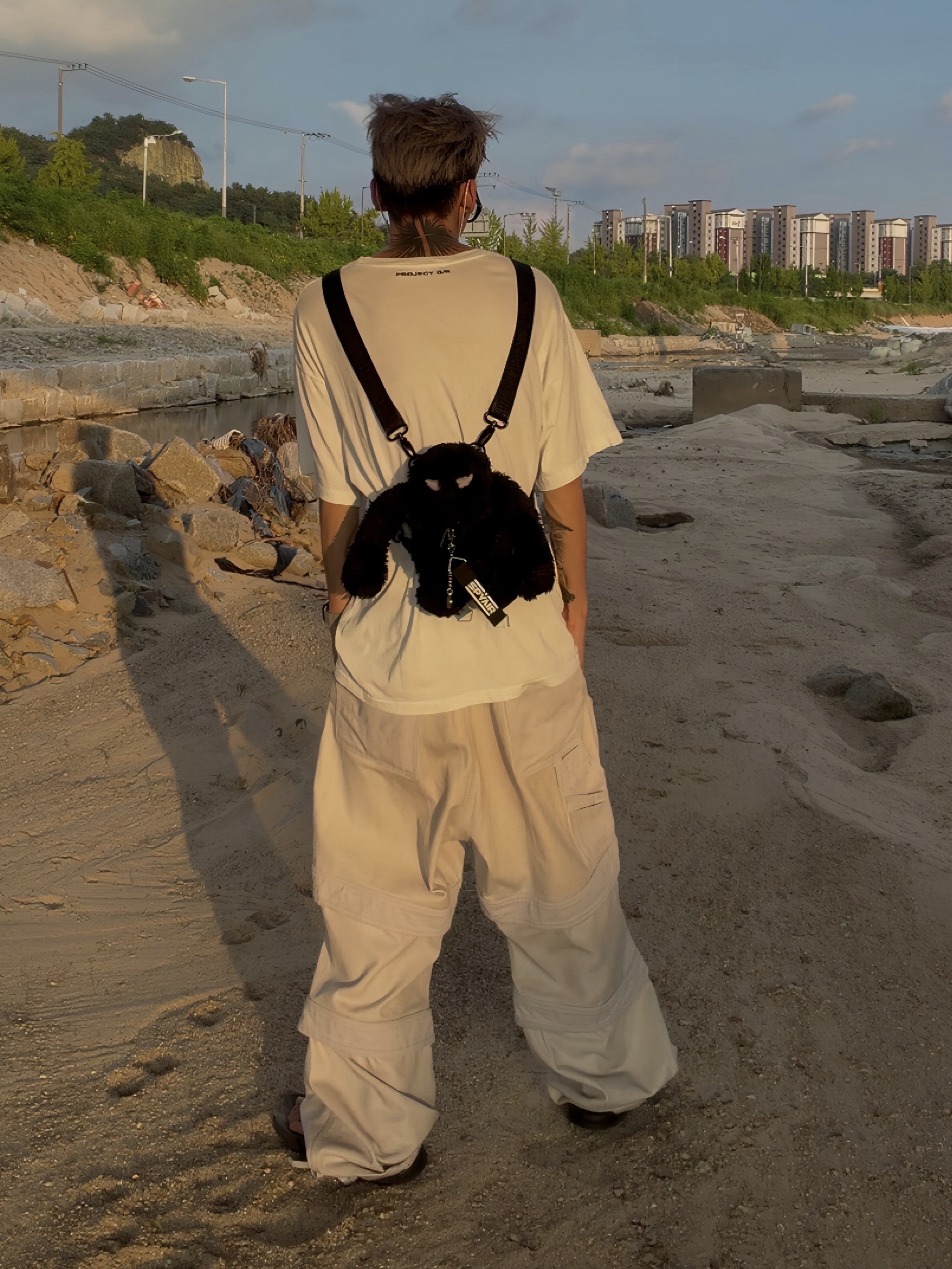 Supreme x Bounty Hunter Backpack Black - 23FW, Farfromwhat Far Layered Work Pants White 착용 스타일 - 2