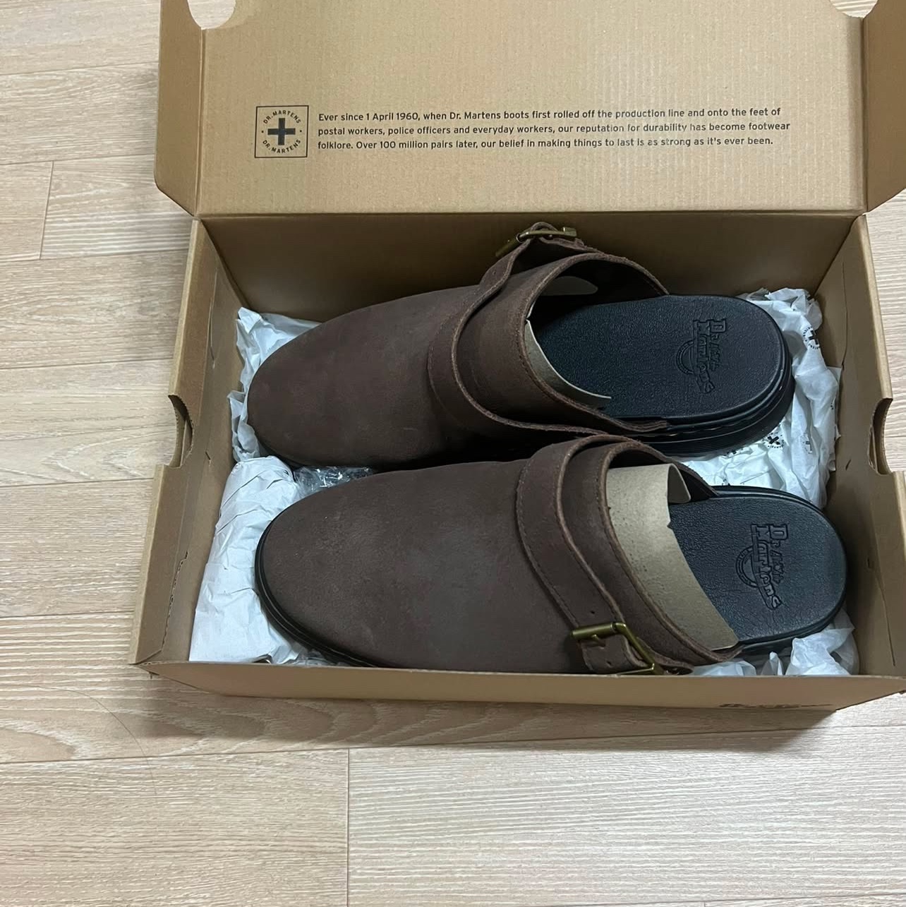 Dr. Martens Brookline Mules Brown 착용 스타일 - 2