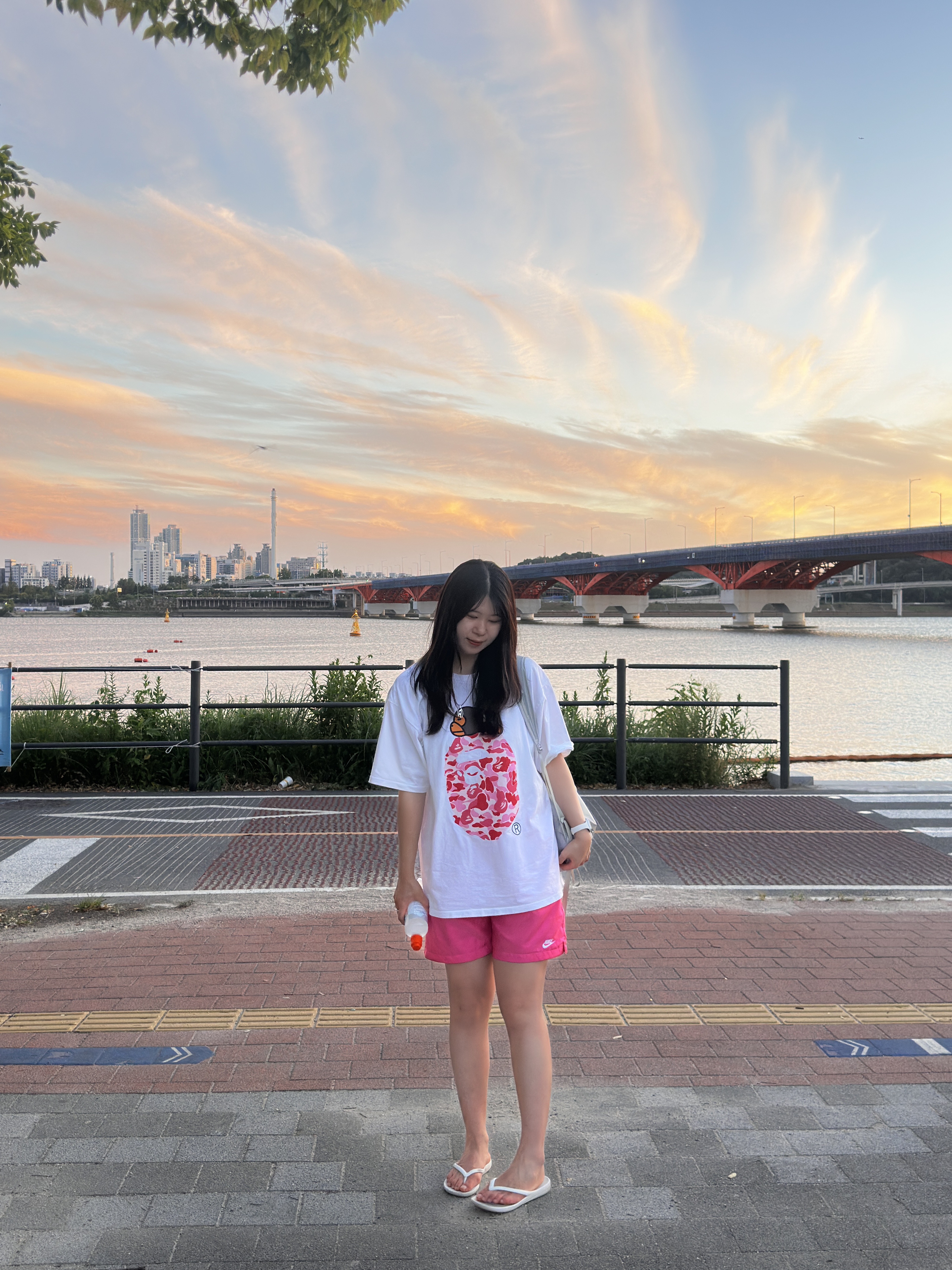 BAPE ABC Camo Milo on Big Ape T-Shirt White Pink, Nike NSW Essential Woven Lined Flow Shorts Pinksicle - US/EU 착용 스타일 - 1
