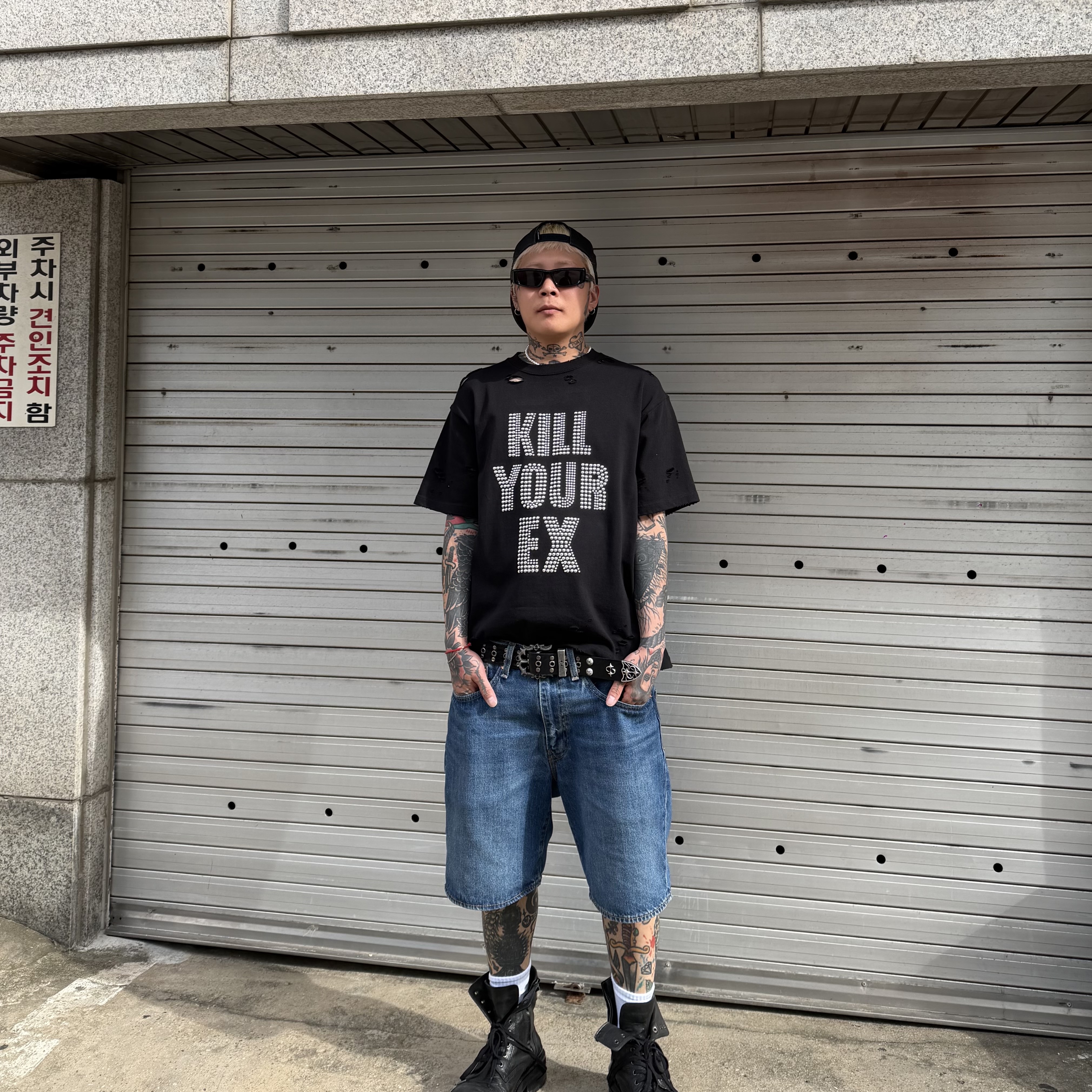 NOFAKESHIT Kill Ex Stud, Levi's 468 Stay Loose Shorts Dark Indigo 착용 스타일 - 1