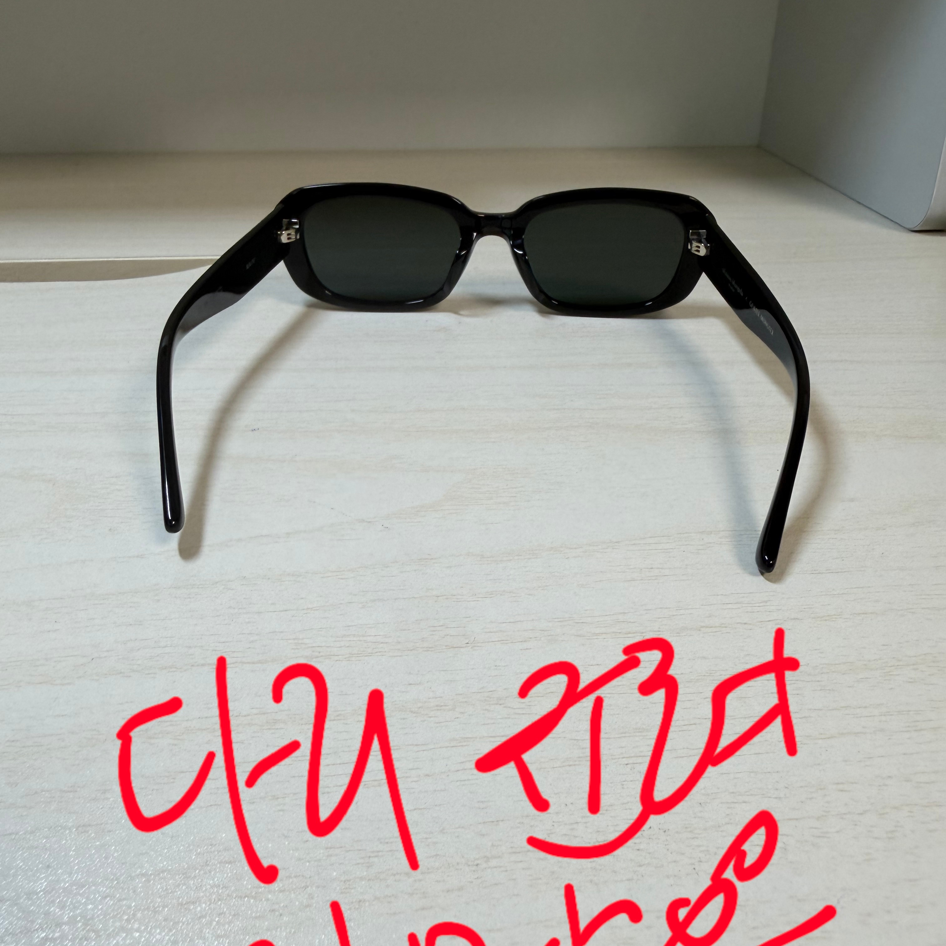 Gentle Monster x Maison Margiela MM207 Black Gray 착용 스타일 - 3