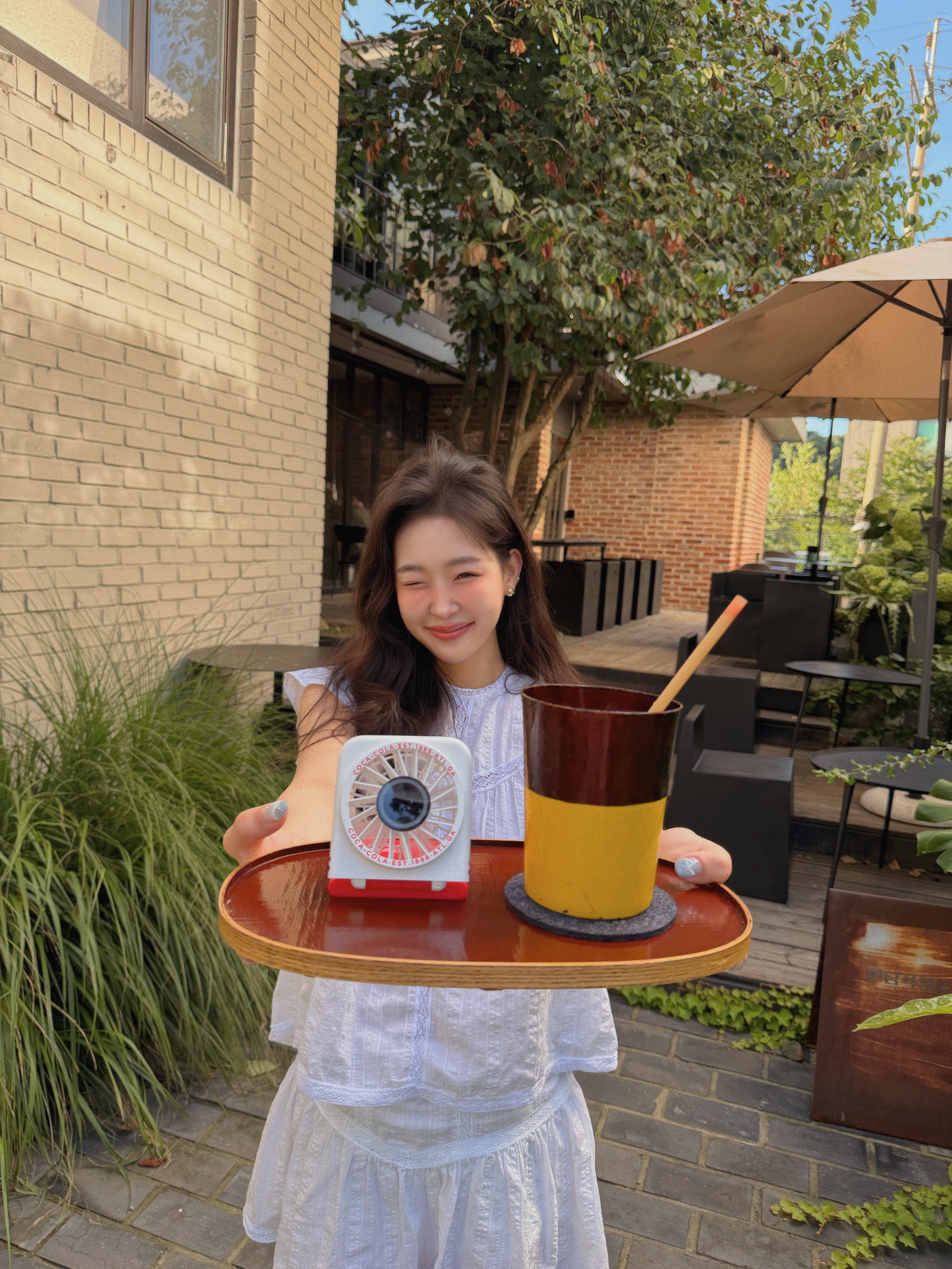 Coca-Cola Signature Foldable Portable Handheld Fan (CO-WFS05R) 착용 스타일 - 4