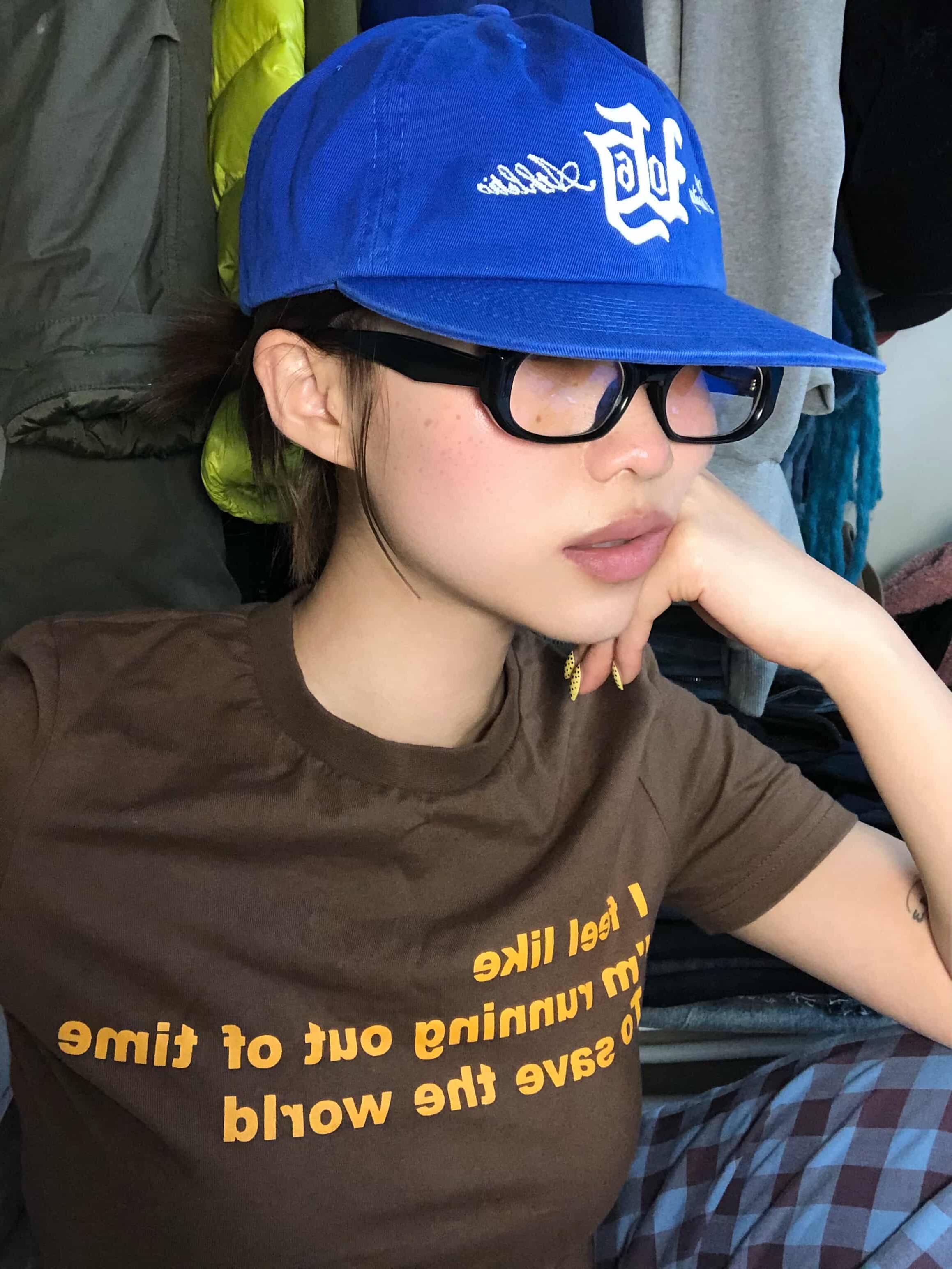 UNIVERSE GARMENT VTG Typo 5 Panel Washing Cap Blue 착용 스타일