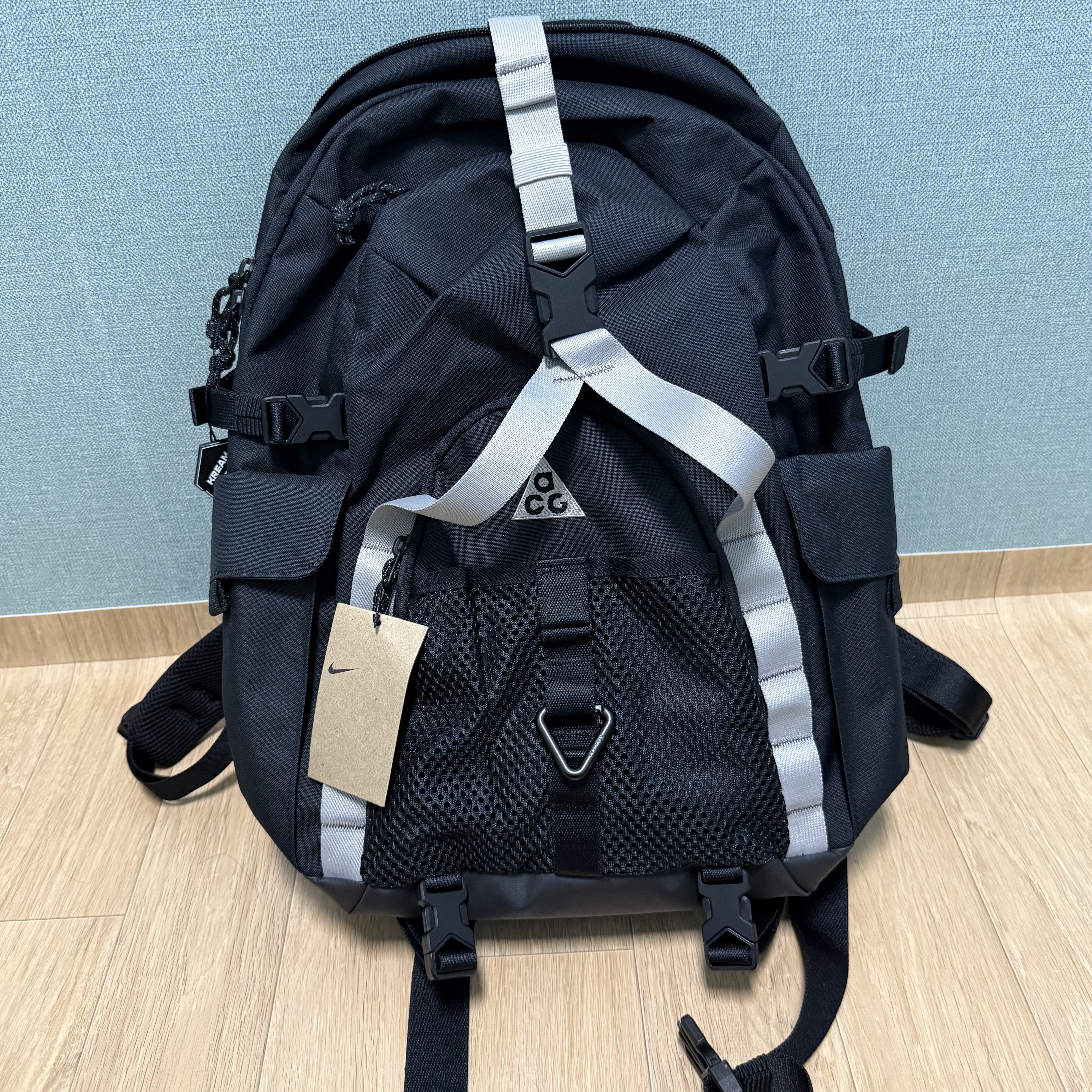 Nike ACG Daymax Backpack 25L Black College Grey 착용 스타일 - 2