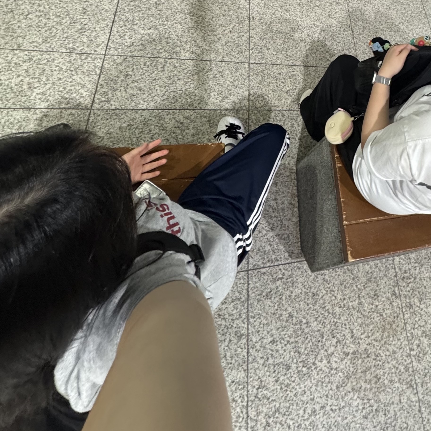 Adidas Adicolor Classics Firebird Track Pants Night Indigo - KR Sizing, thisisneverthat T-Logo T-Shirt Heather Grey 착용 스타일 - 1