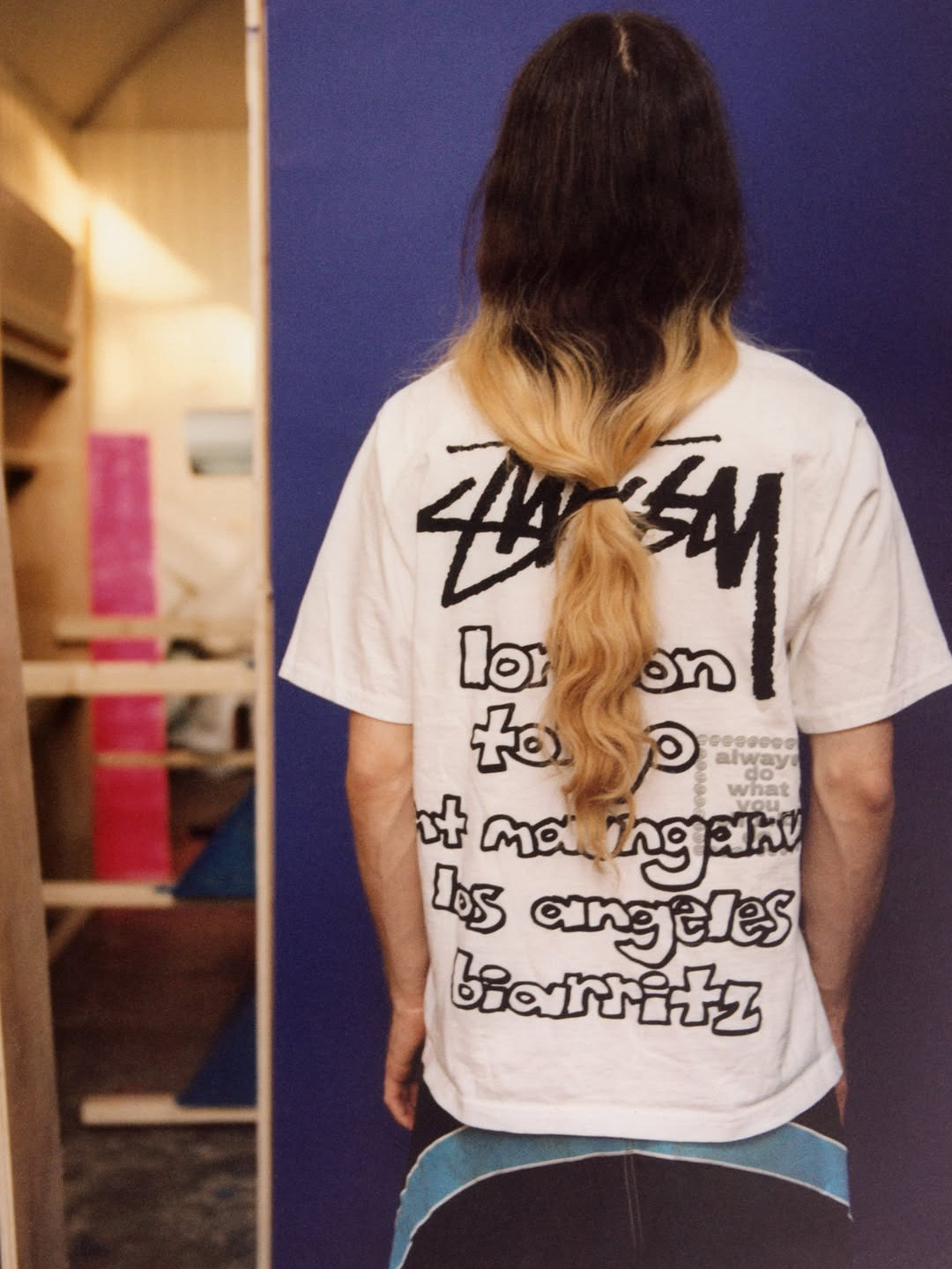 Stussy x Always Do What You Should Do Stack T-Shirt Black, Stussy x Always Do What You Should Do World Tour T-Shirt White μ°©μ© μ€νμΌ - 2