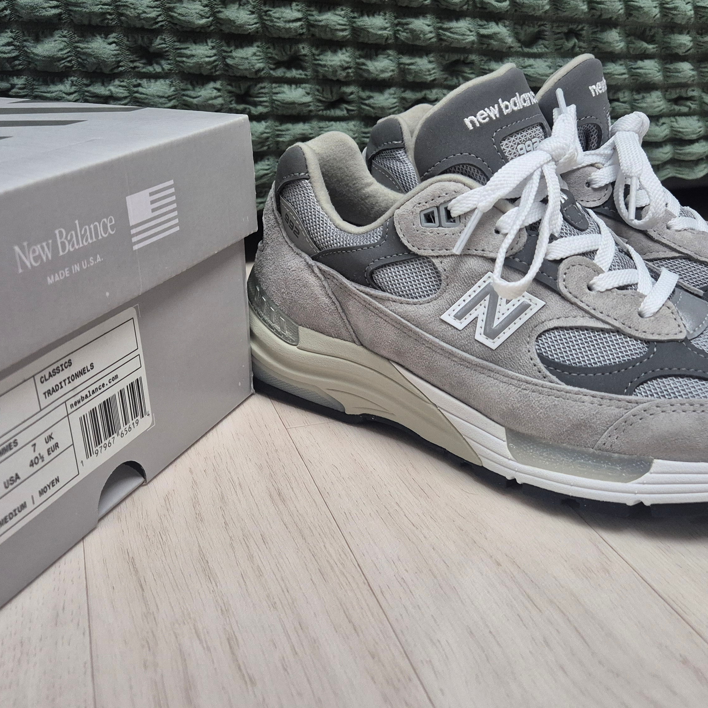 New Balance 992 Made in USA Core Grey Silver Metallic 착용 스타일