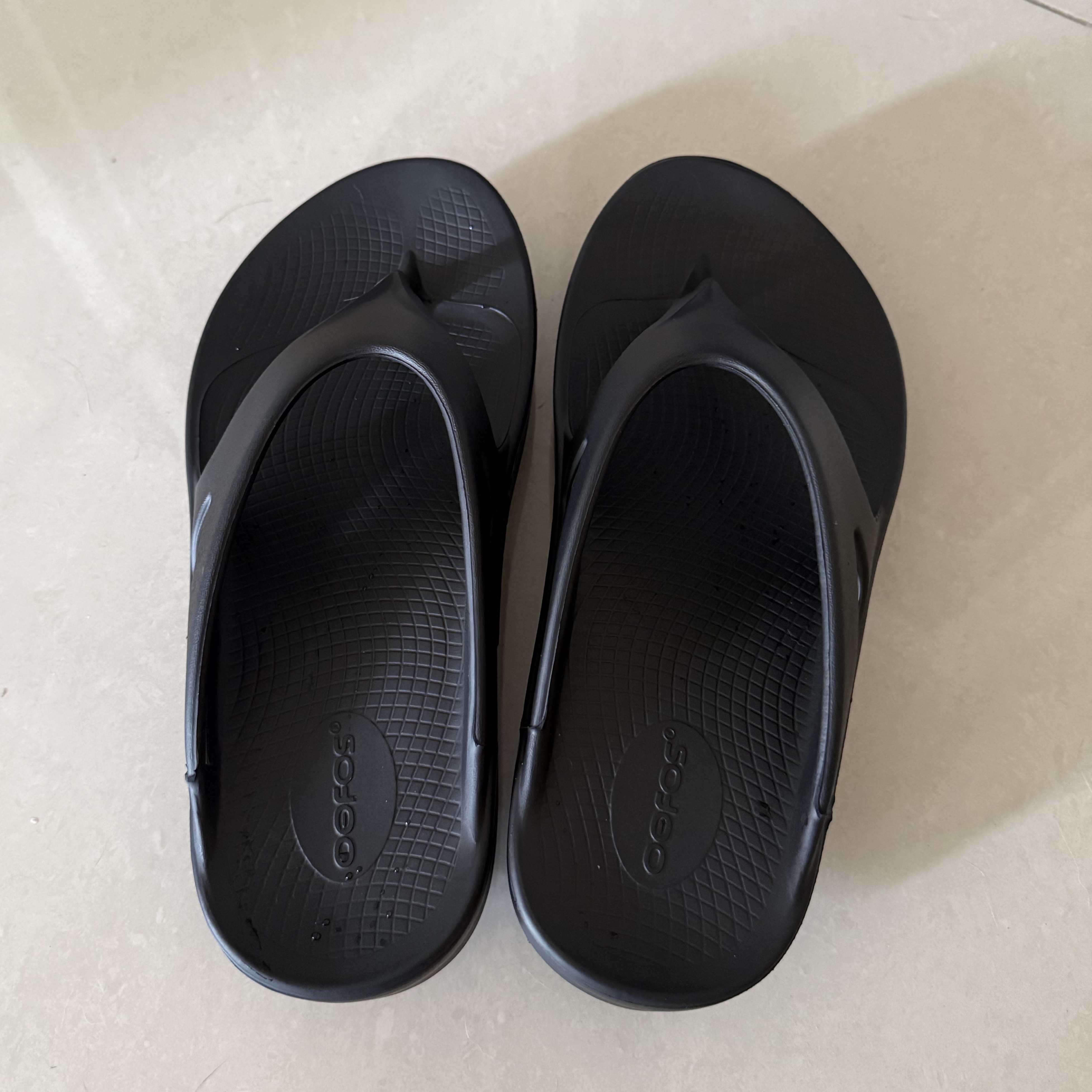 Oofos OOriginal Black 착용 스타일 - 2