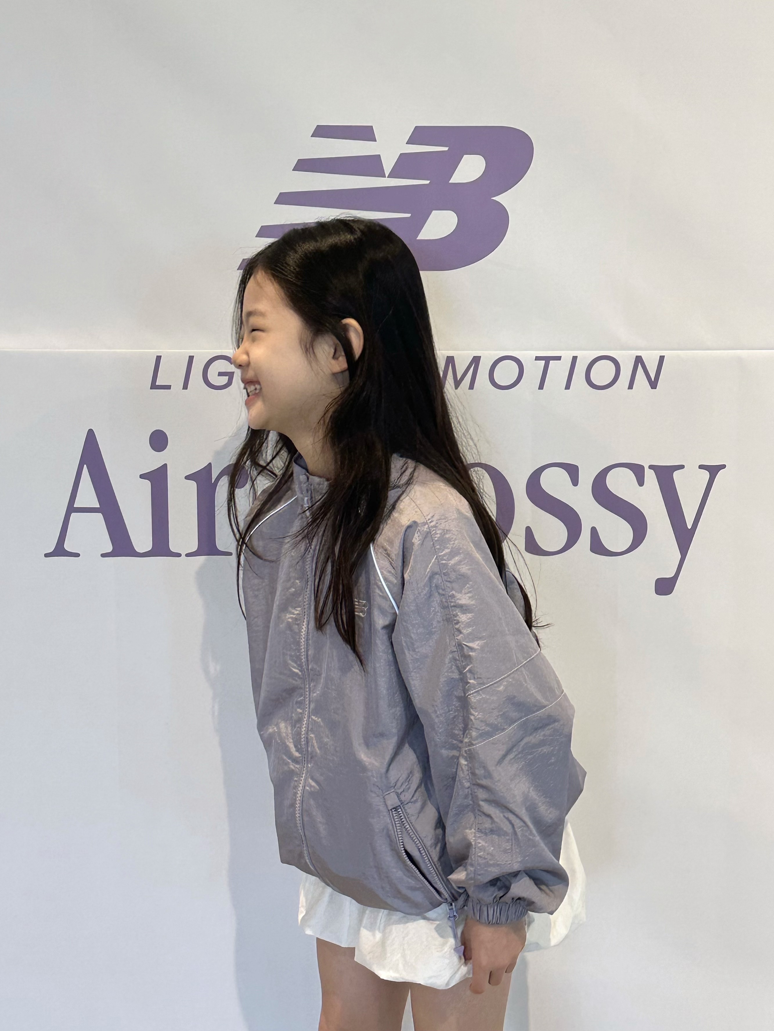 (Kids) New Balance Air Glossy Windbreaker Purple 착용 스타일 - 3