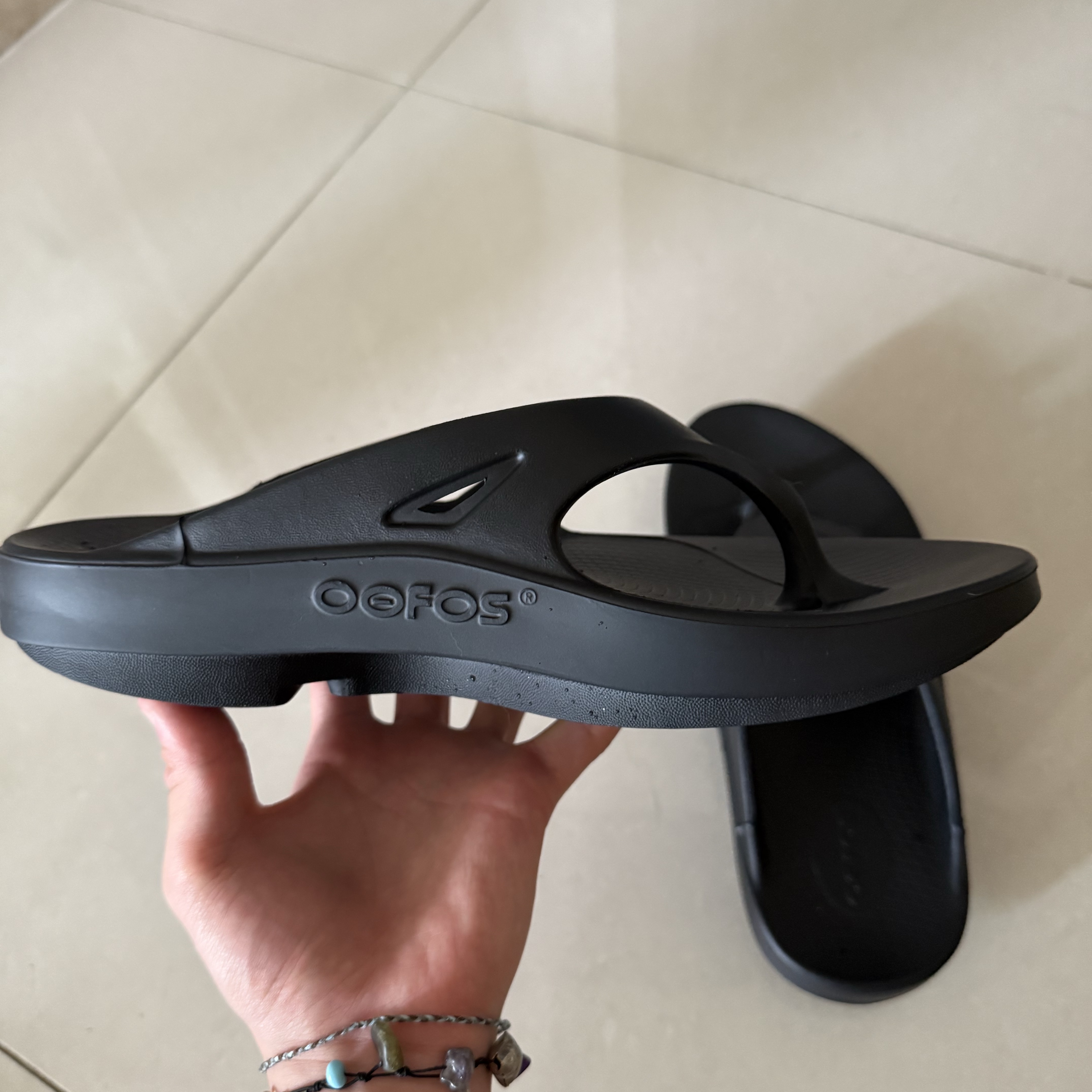 Oofos OOriginal Black 착용 스타일 - 4