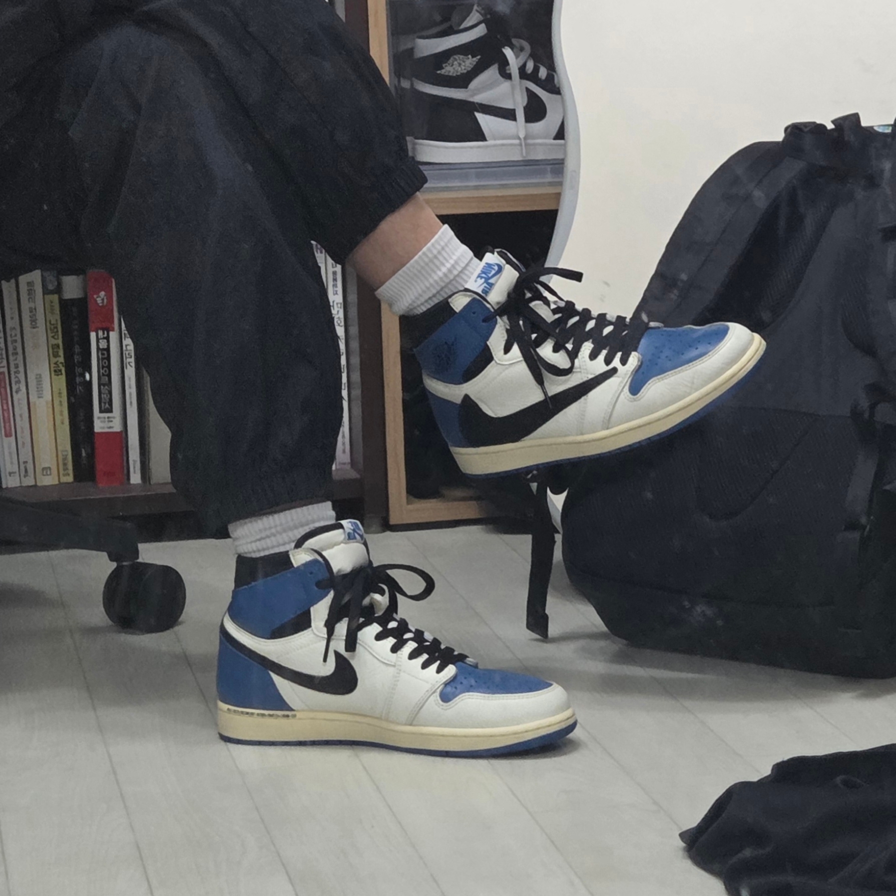 Jordan 1 x Travis Scott x Fragment Retro High OG SP Military Blue 착용 스타일 - 2