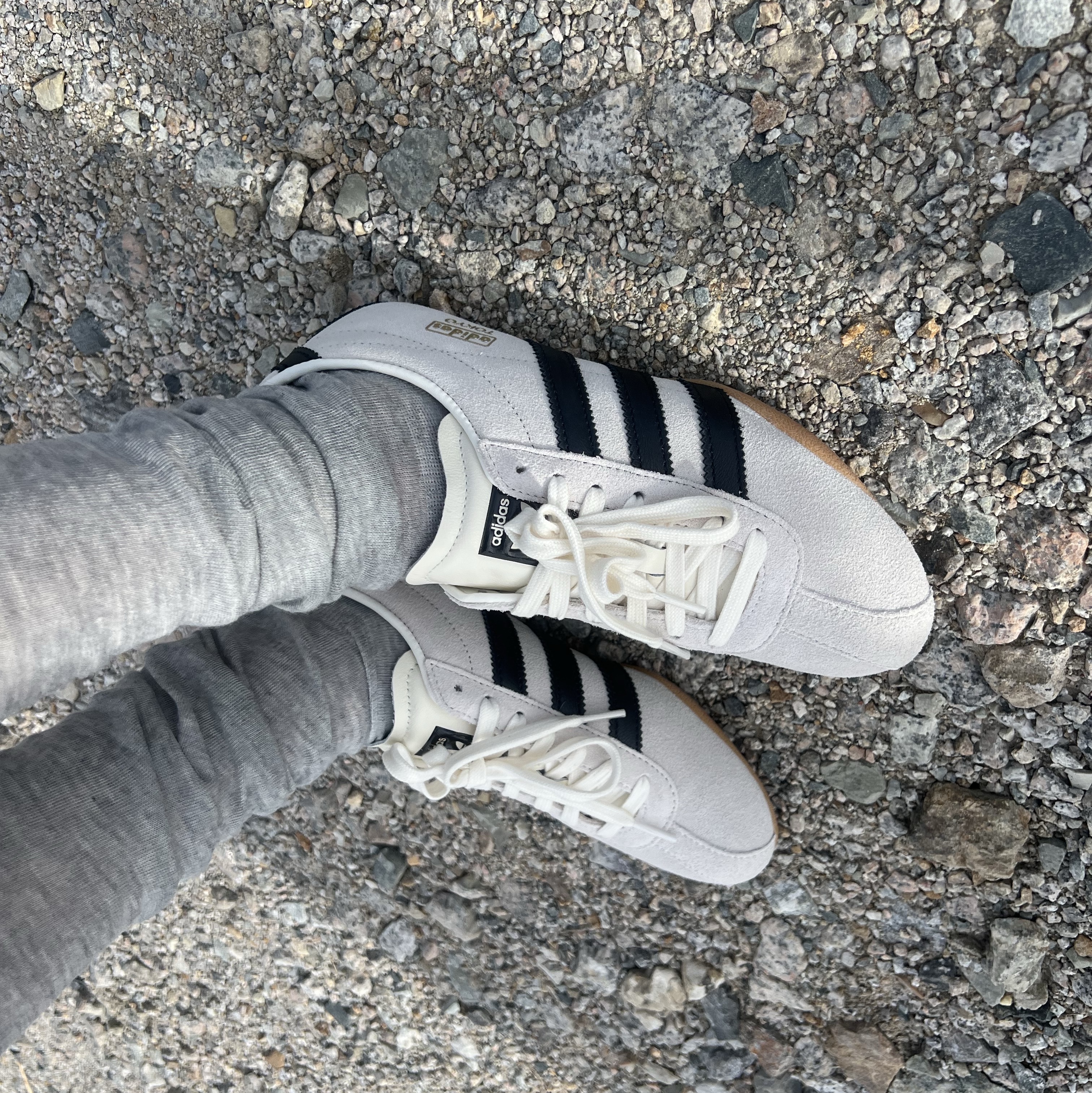 (W) Adidas Tokyo Off White Core Black 착용 스타일