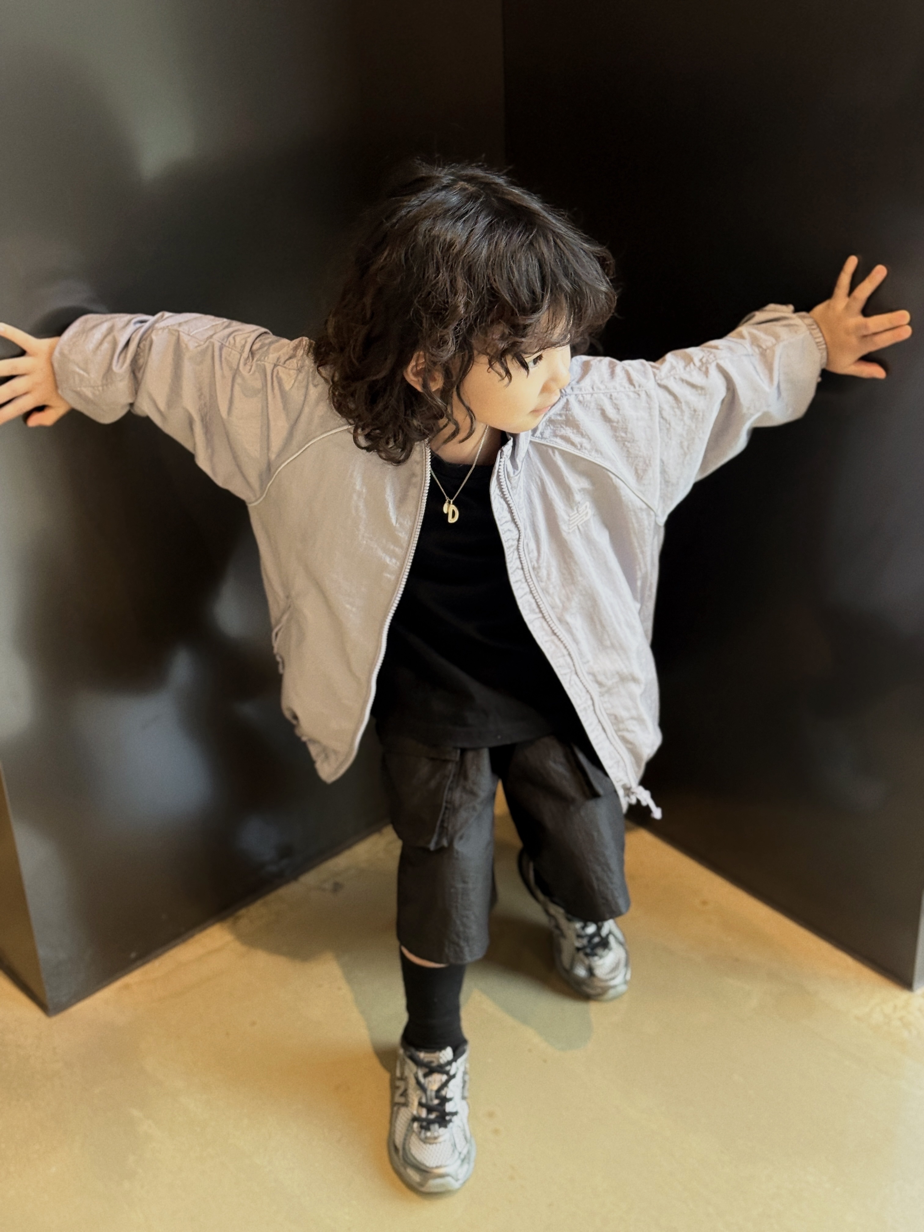 (Kids) New Balance Air Glossy Windbreaker Purple 착용 스타일 - 9