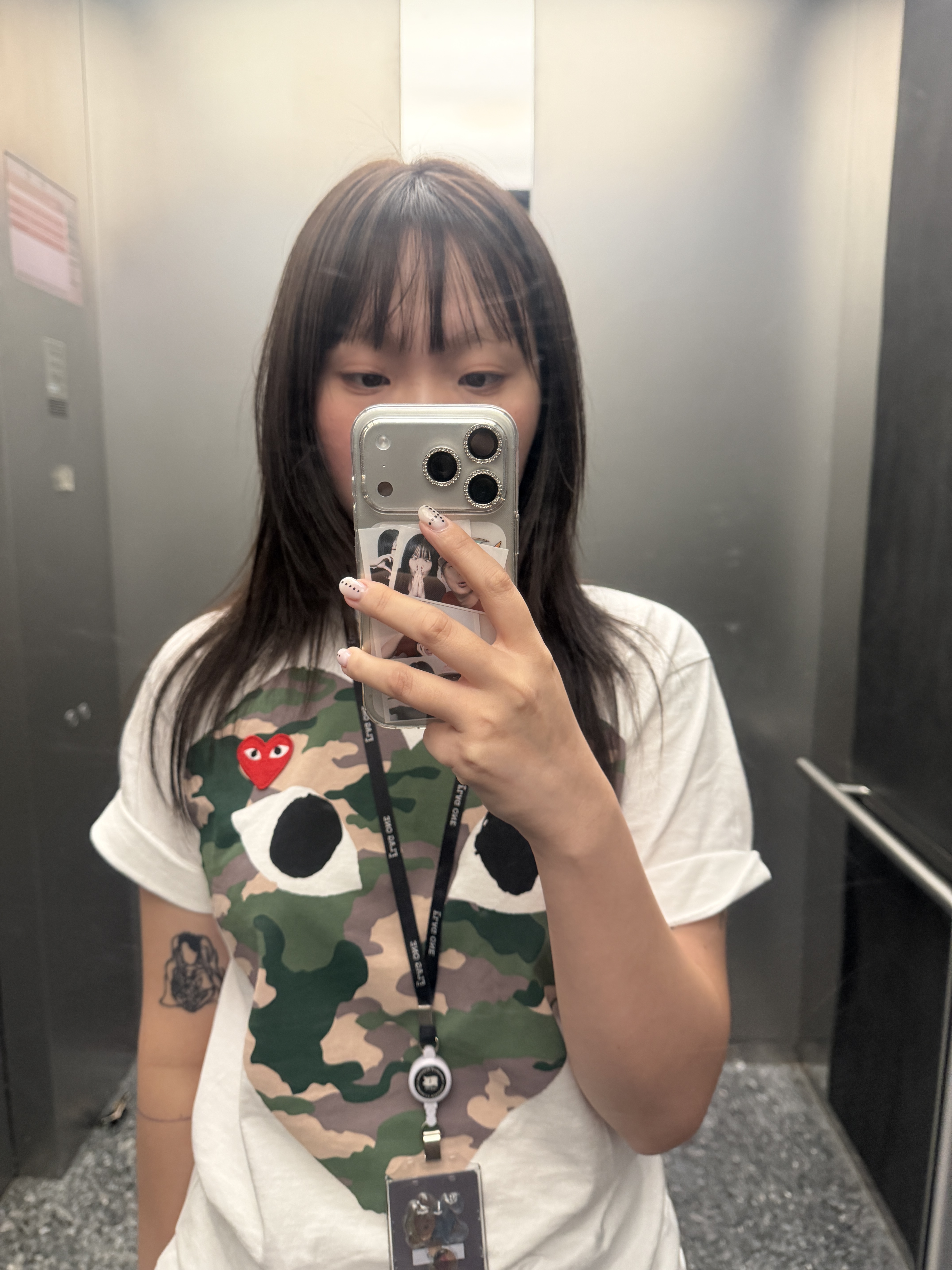Play Comme des Garcons Camouflage Heart T-Shirt White 착용 스타일 - 1