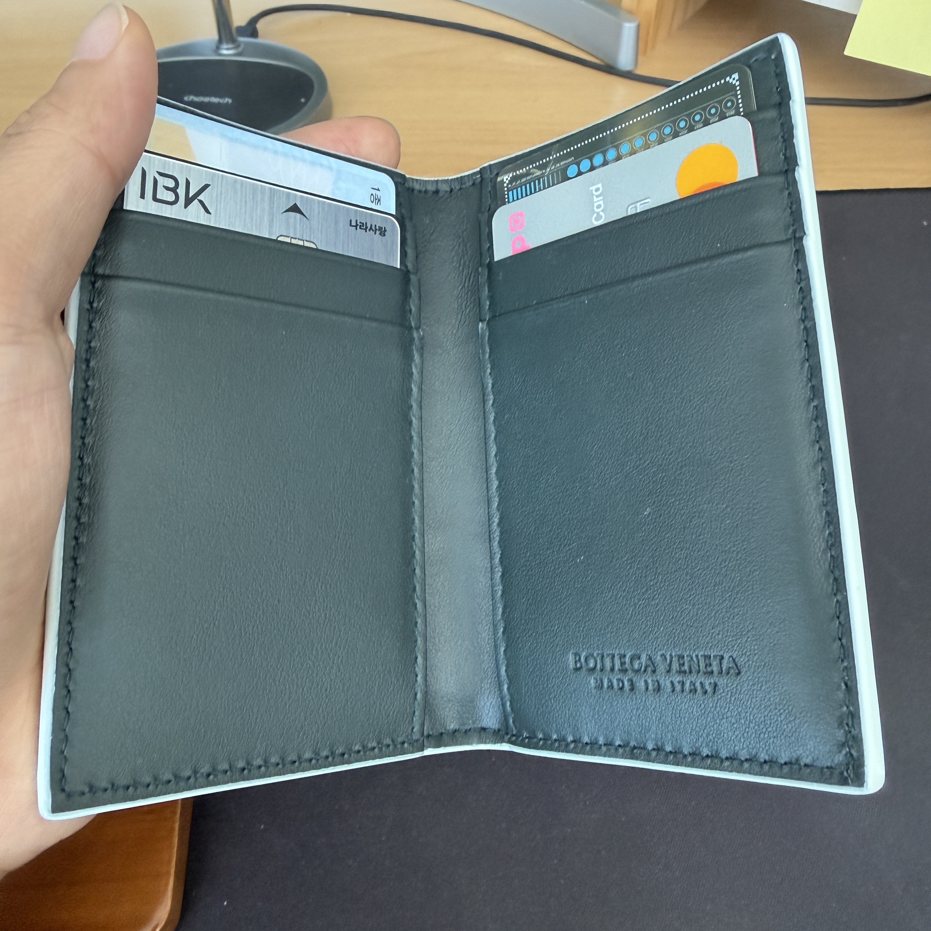 Bottega Veneta Cassette Flap Card Case Inkwell Glacier 착용 스타일 - 2