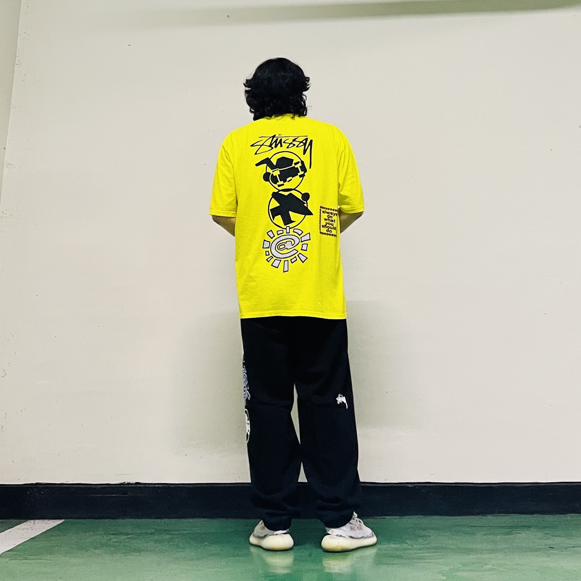 Stussy x Always Do What You Should Do Stack T-Shirt Yellow, Stussy x Always Do What You Should Do Stack Sweatpants Black 착용 스타일 - 7