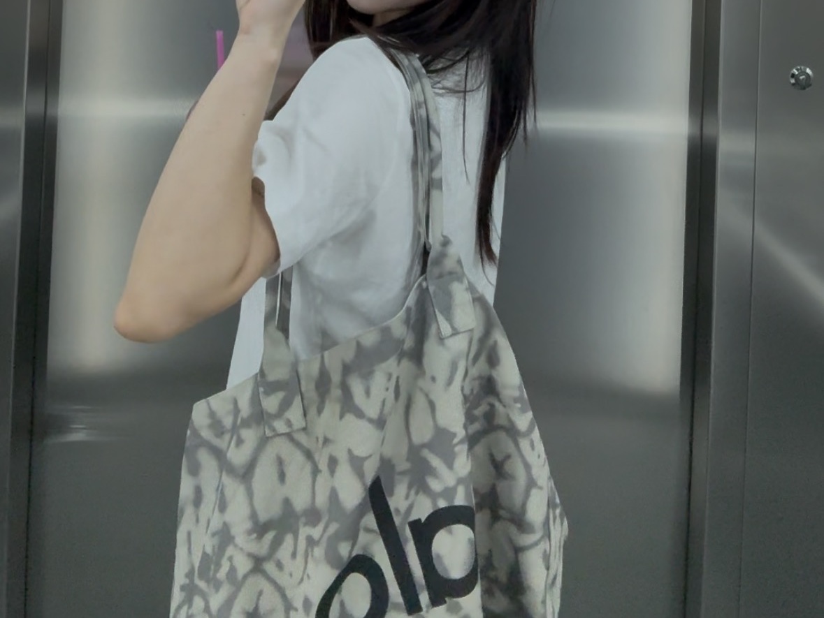 Alo Yoga Iconic Shopper Tote Bag Grey Tiedye 착용 스타일