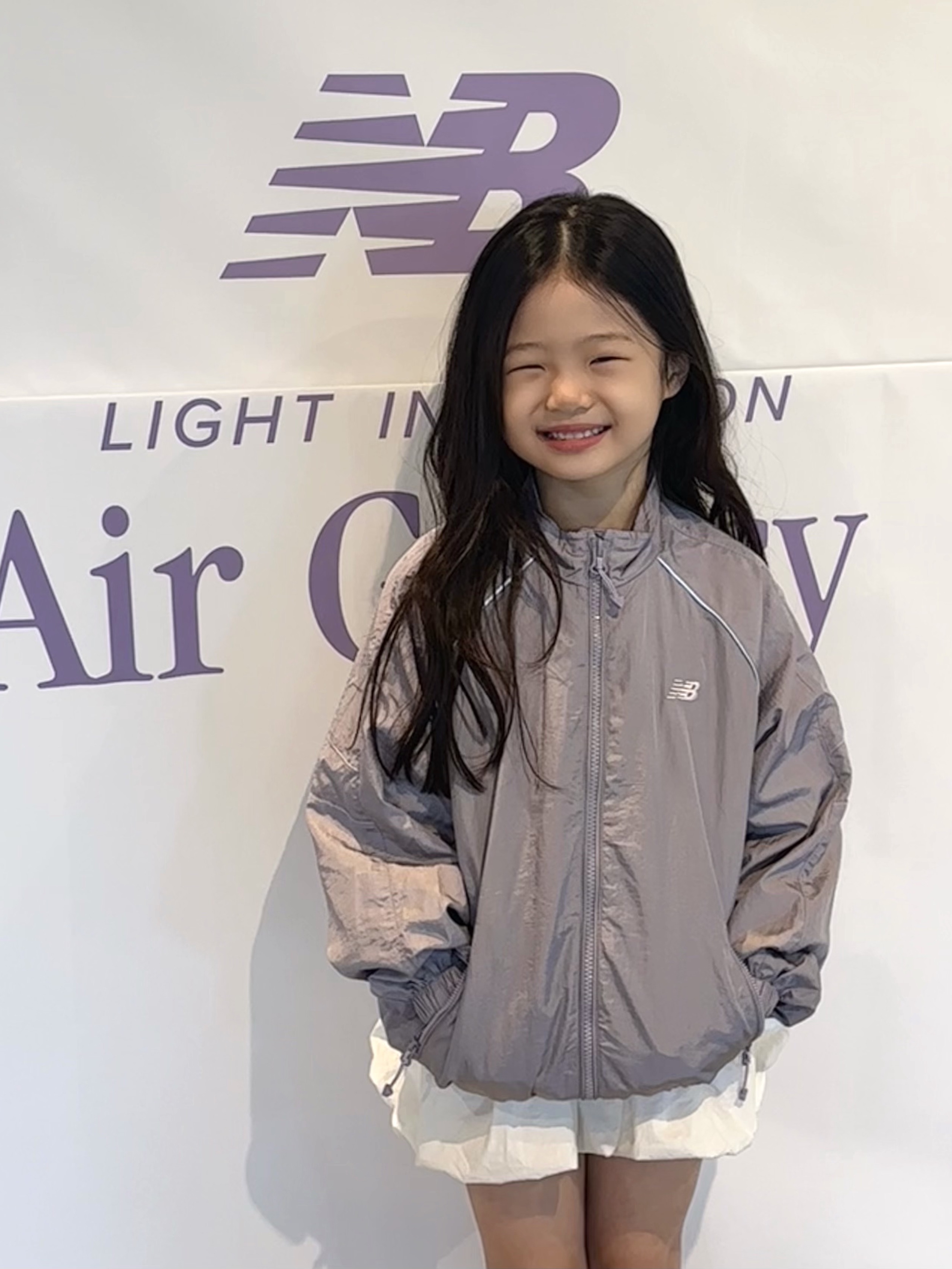 (Kids) New Balance Air Glossy Windbreaker Purple 착용 스타일 - 7
