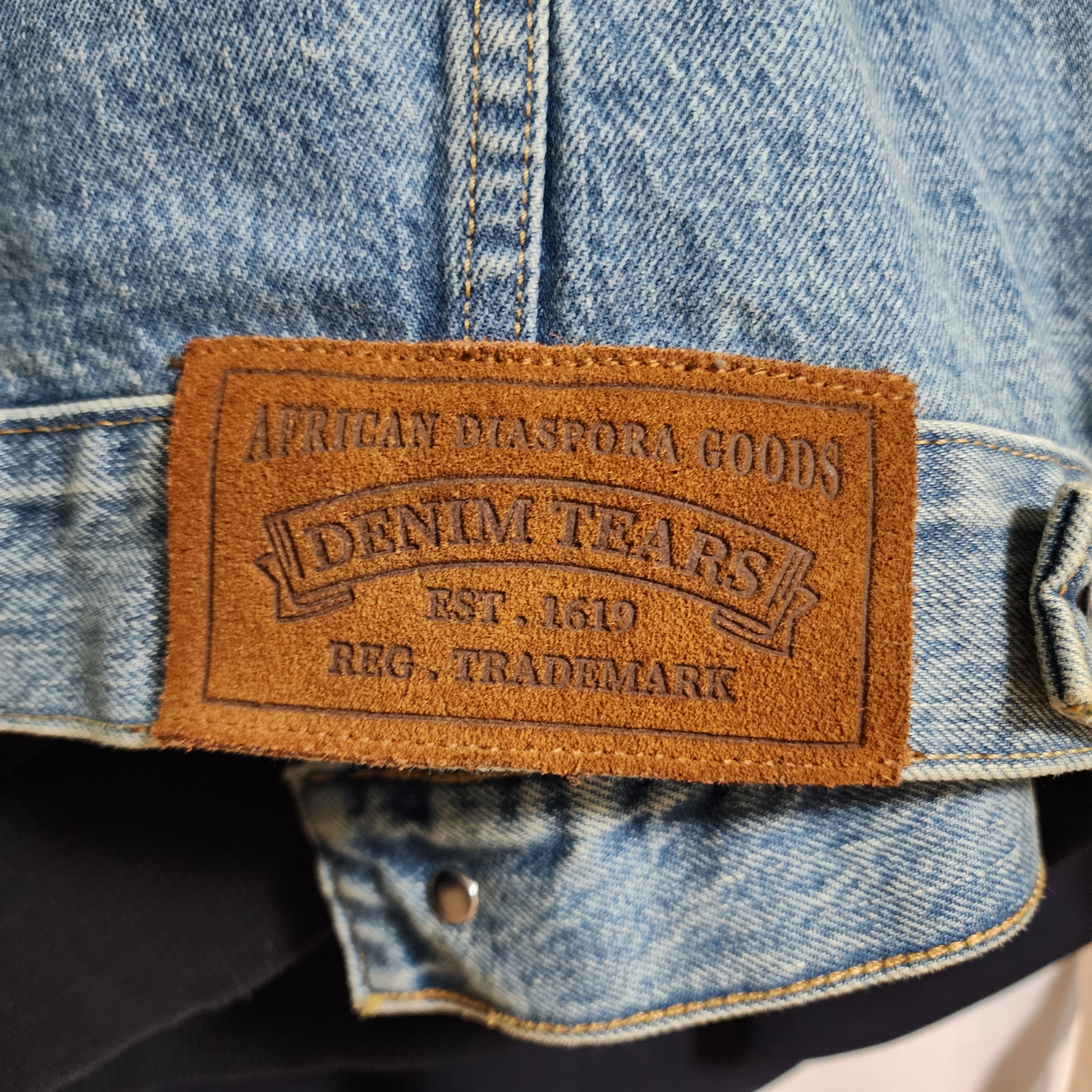 Denim Tears Flag Denim Jacket Light Wash 착용 스타일 - 2