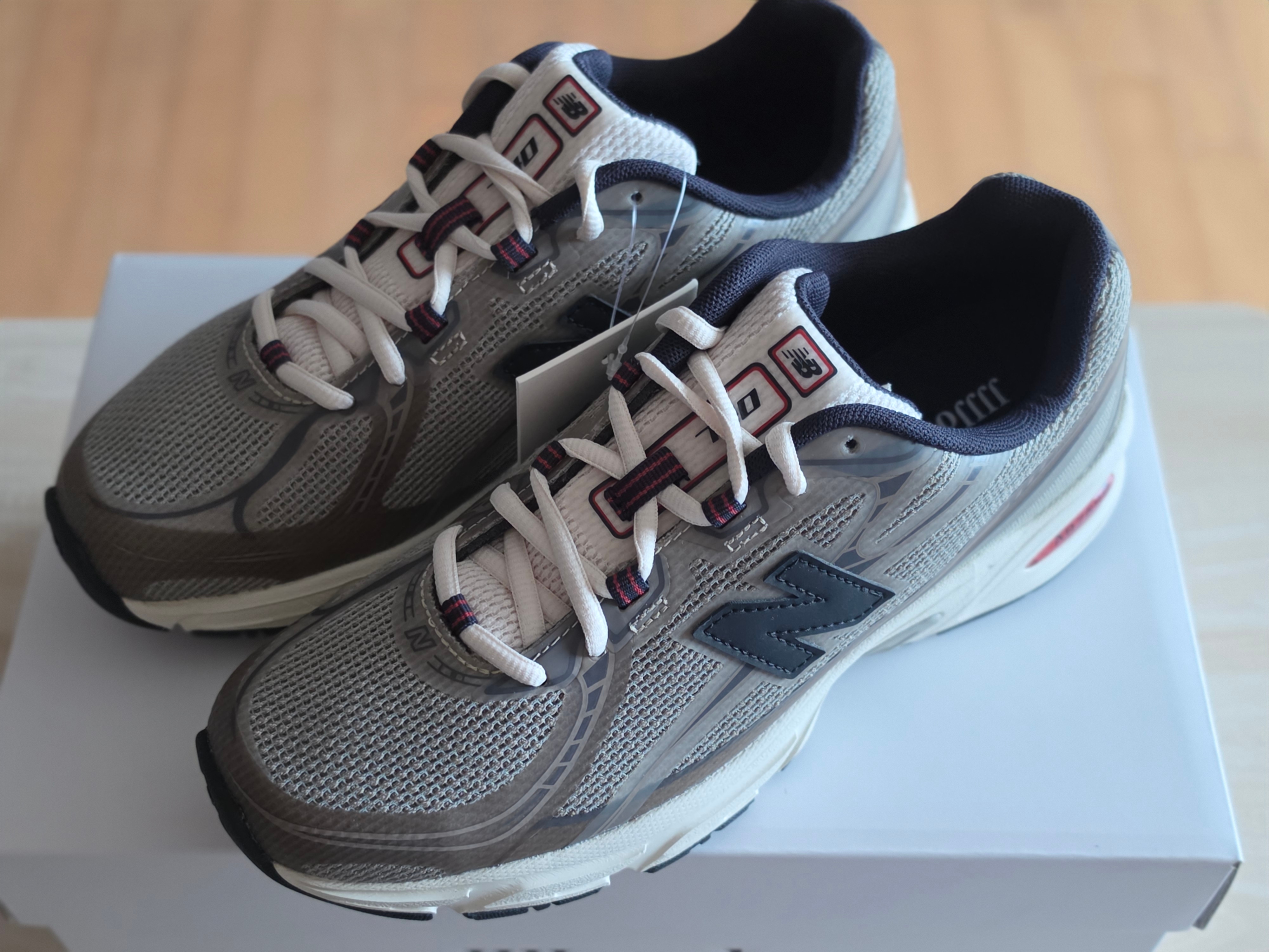 New Balance x JJJJound 740 Paper White Stoneware 착용 스타일 - 2