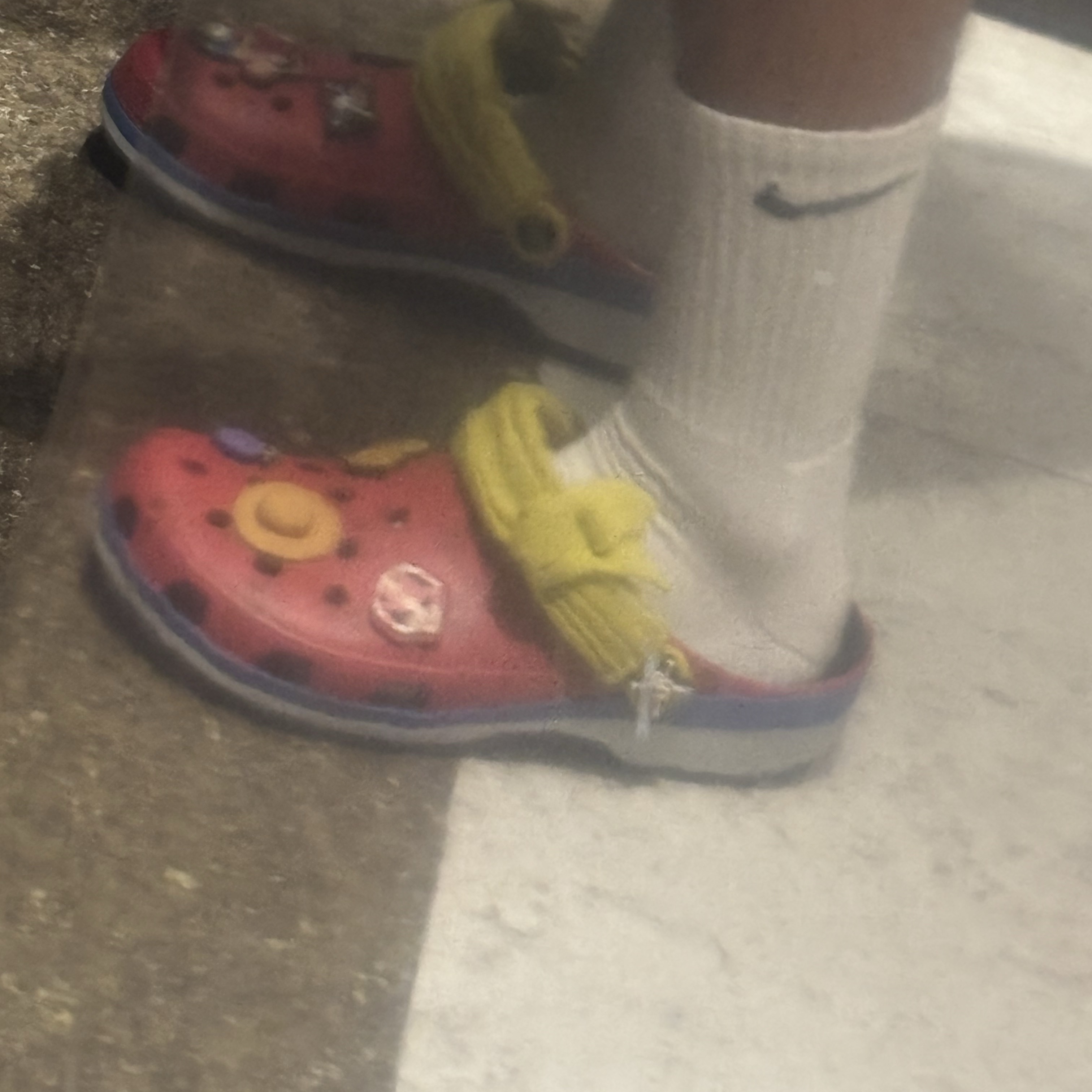 Crocs x One Piece Luffy Classic Clog Multi 착용 스타일