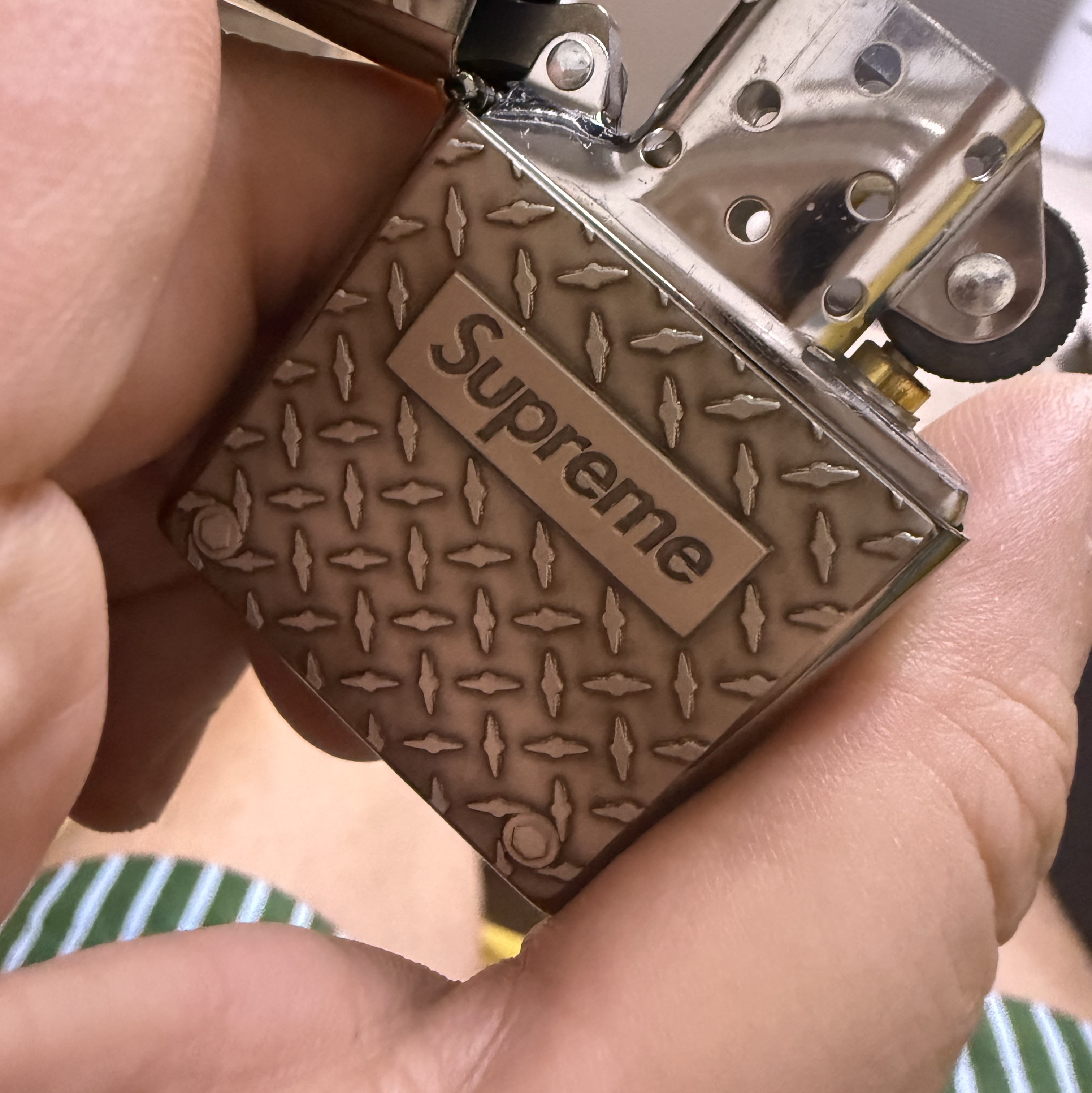 Supreme Diamond Plate Zippo Metal - 19SS 착용 스타일