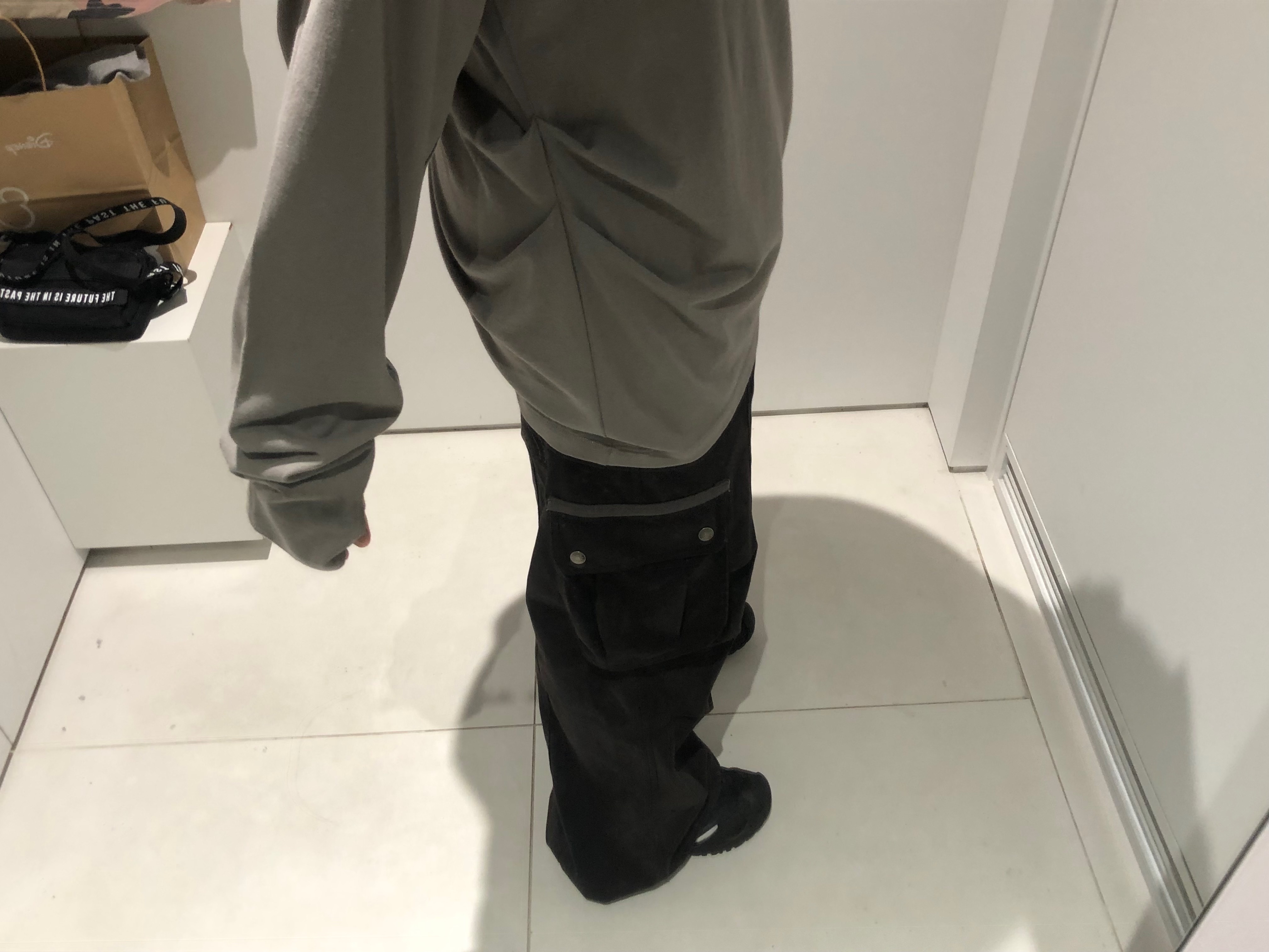 Aakam Knee Pin-tuck Contrast Cargo Pants Black 착용 스타일
