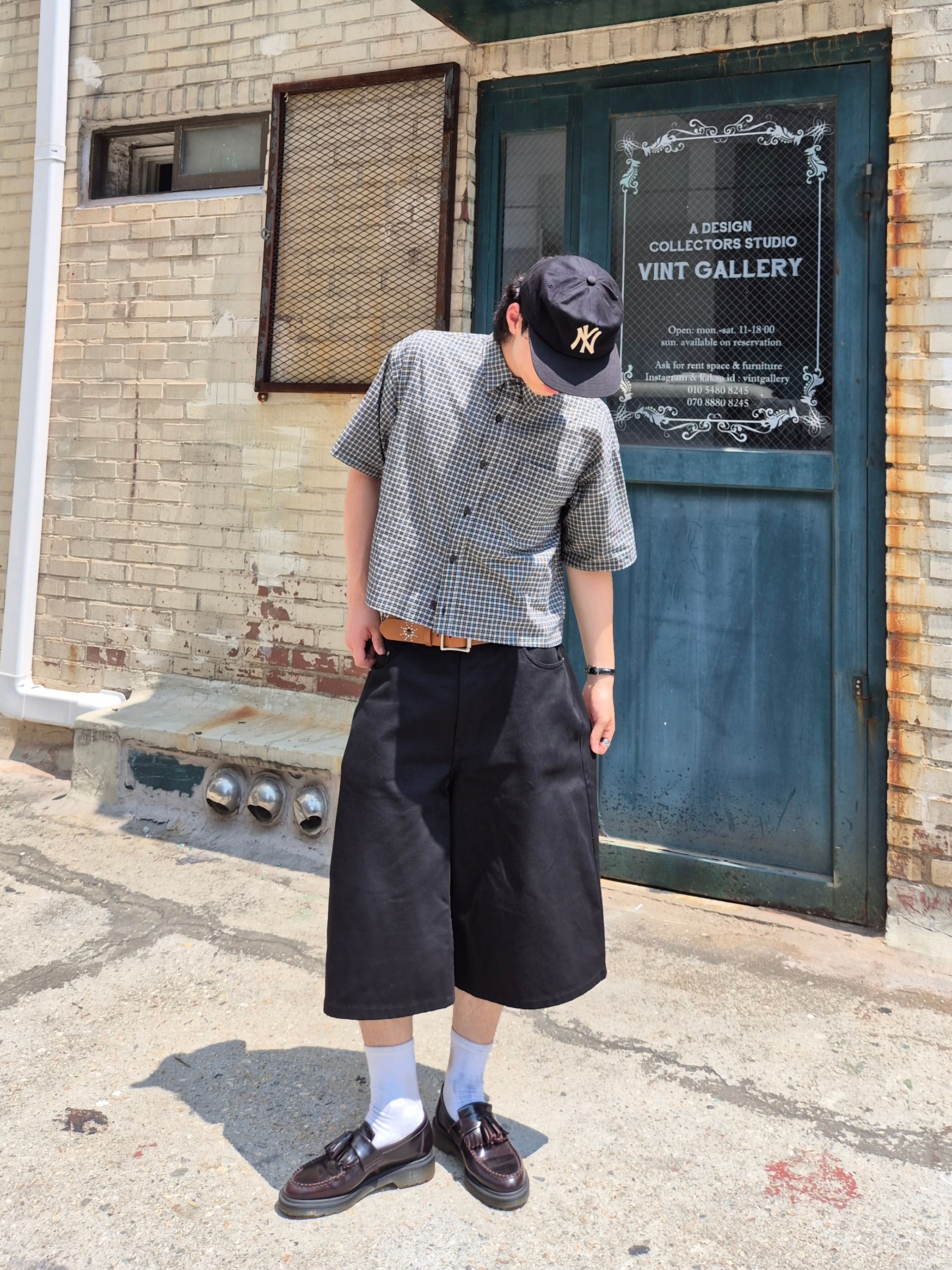Dr. Martens Adrian Arcadia Leather Loafers Cherry Red, Casio LTP-V007L-7B1 착용 스타일