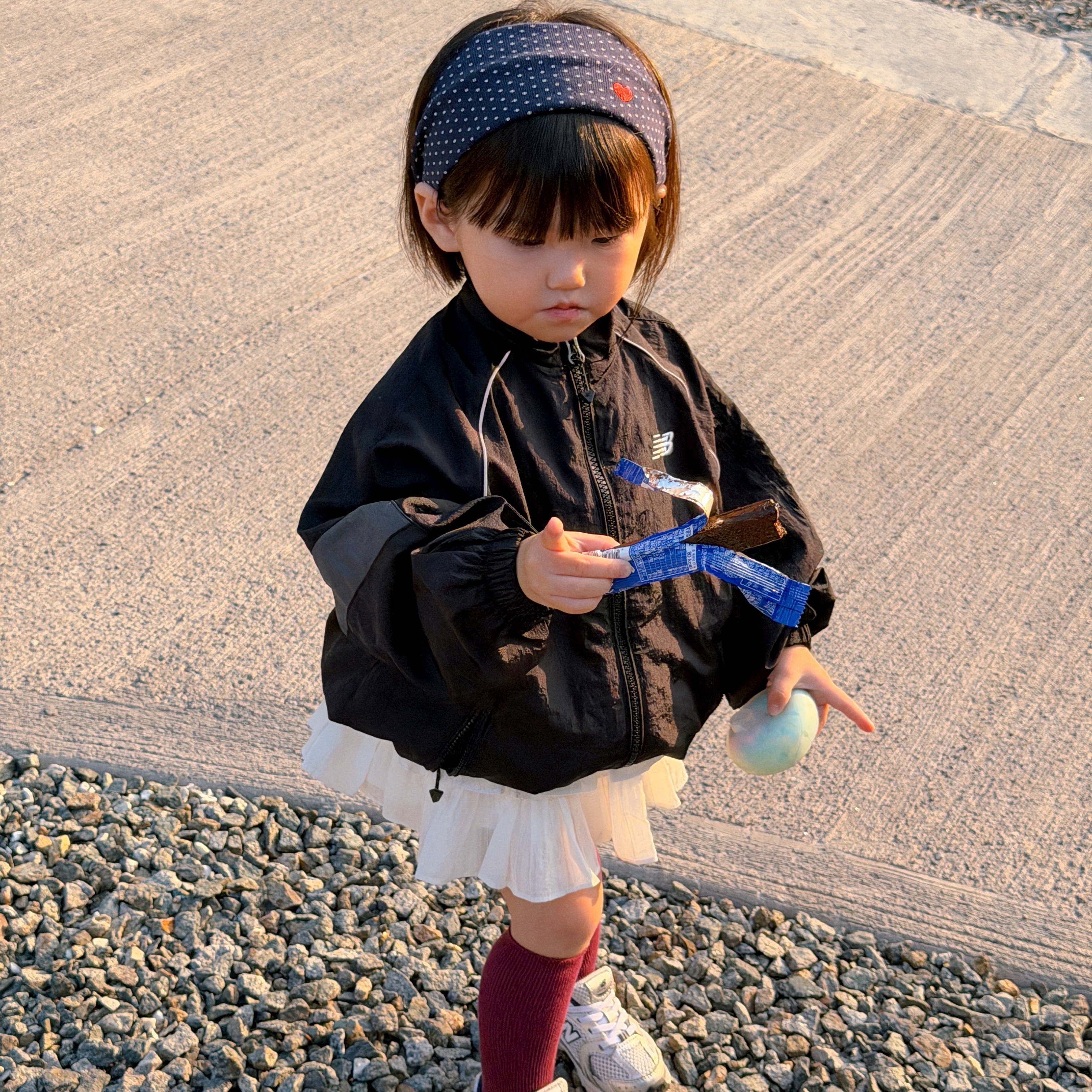 (Kids) New Balance Air Glossy Windbreaker Black, (Kids) New Balance Air Glossy Windbreaker Purple 착용 스타일 - 3