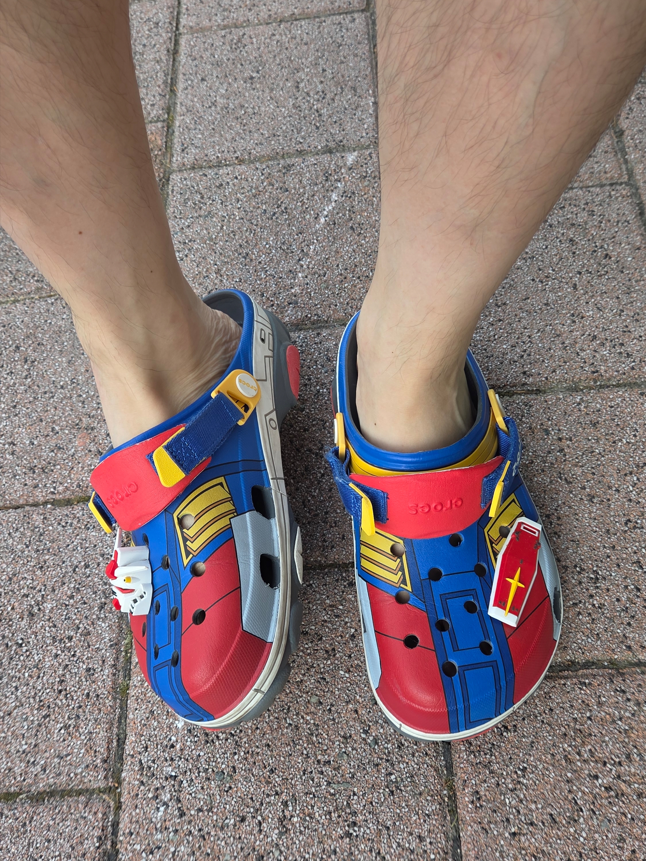Crocs x Gundam All Terrian Clog Slate Grey 착용 스타일