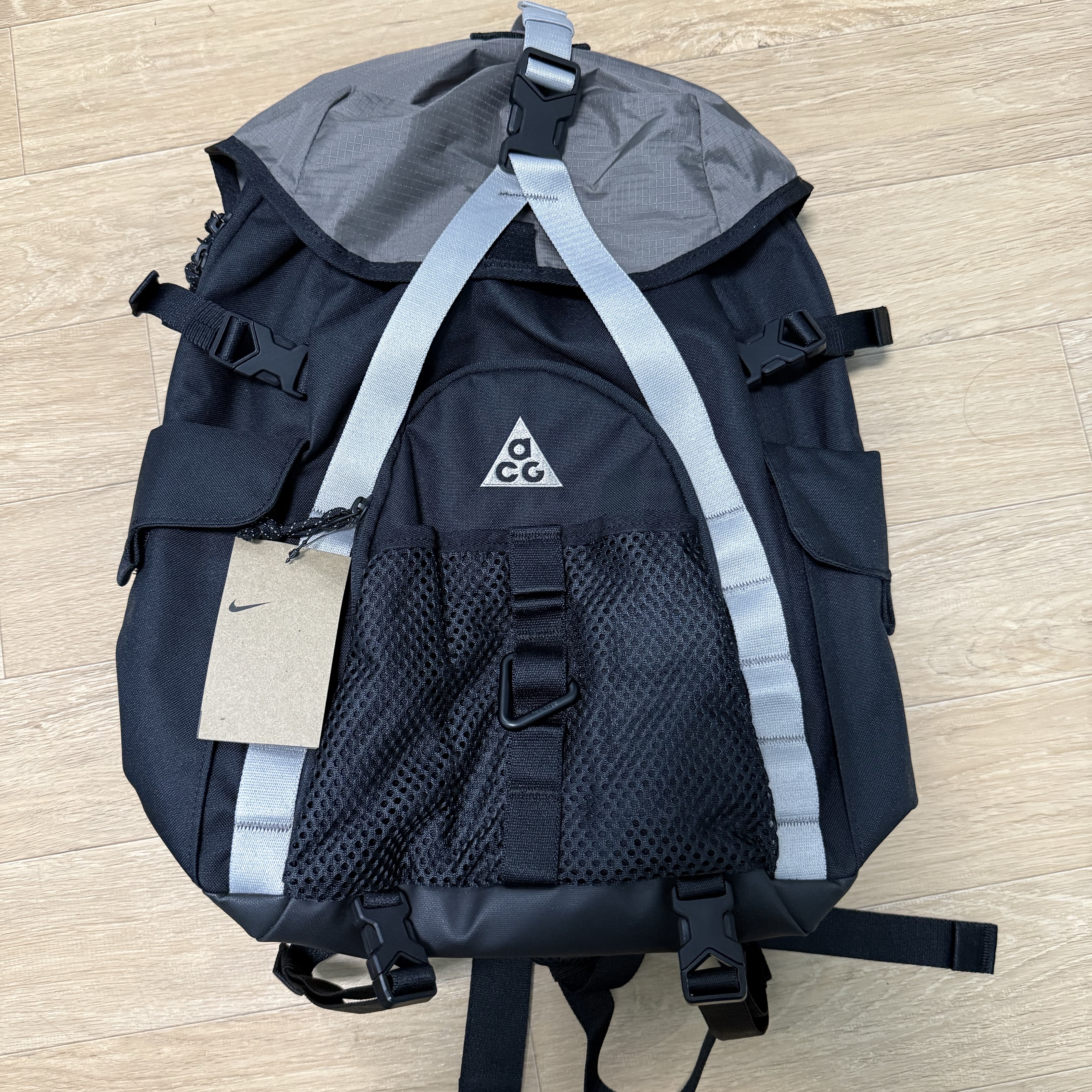 Nike ACG Daymax Backpack 25L Black College Grey 착용 스타일 - 4