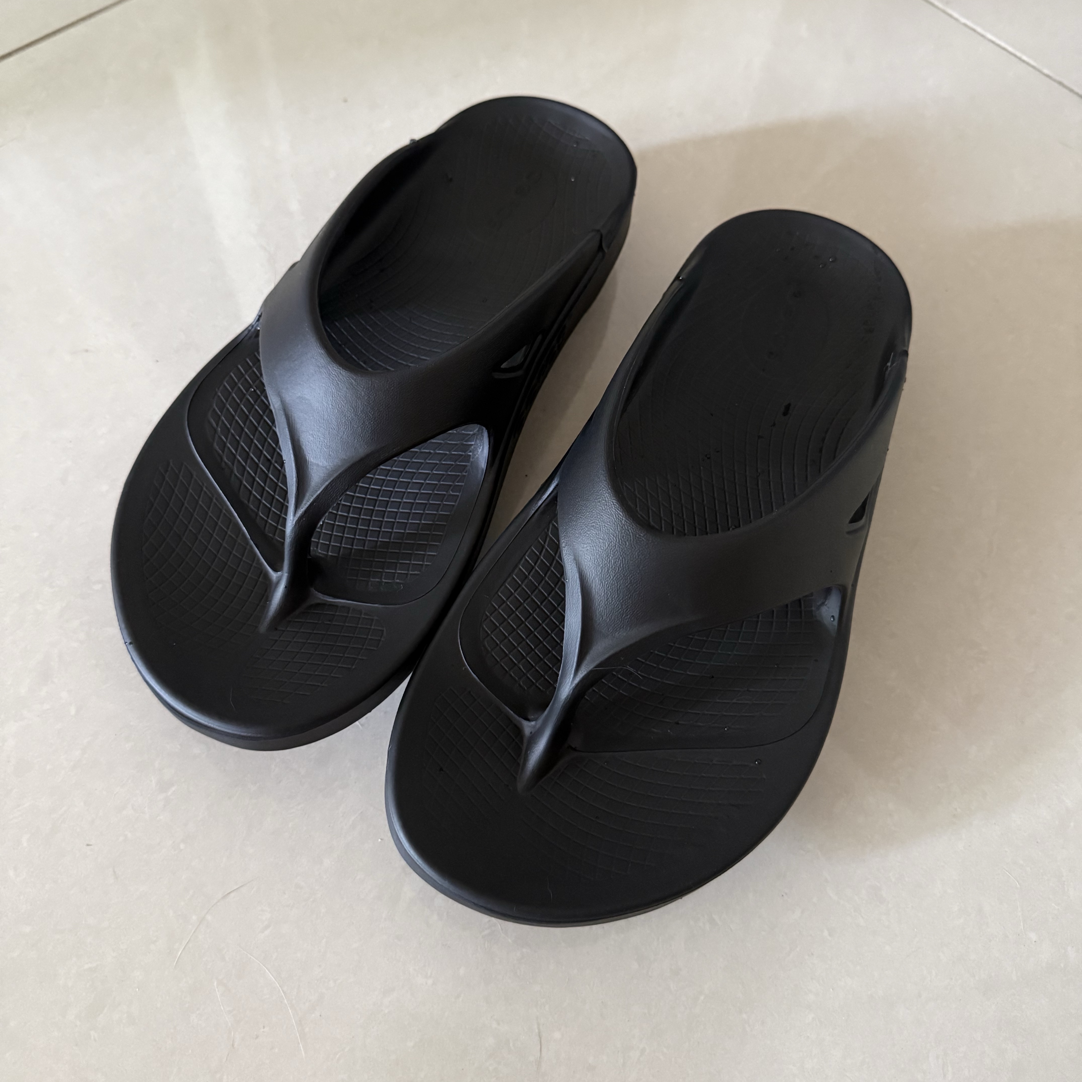 Oofos OOriginal Black 착용 스타일 - 1