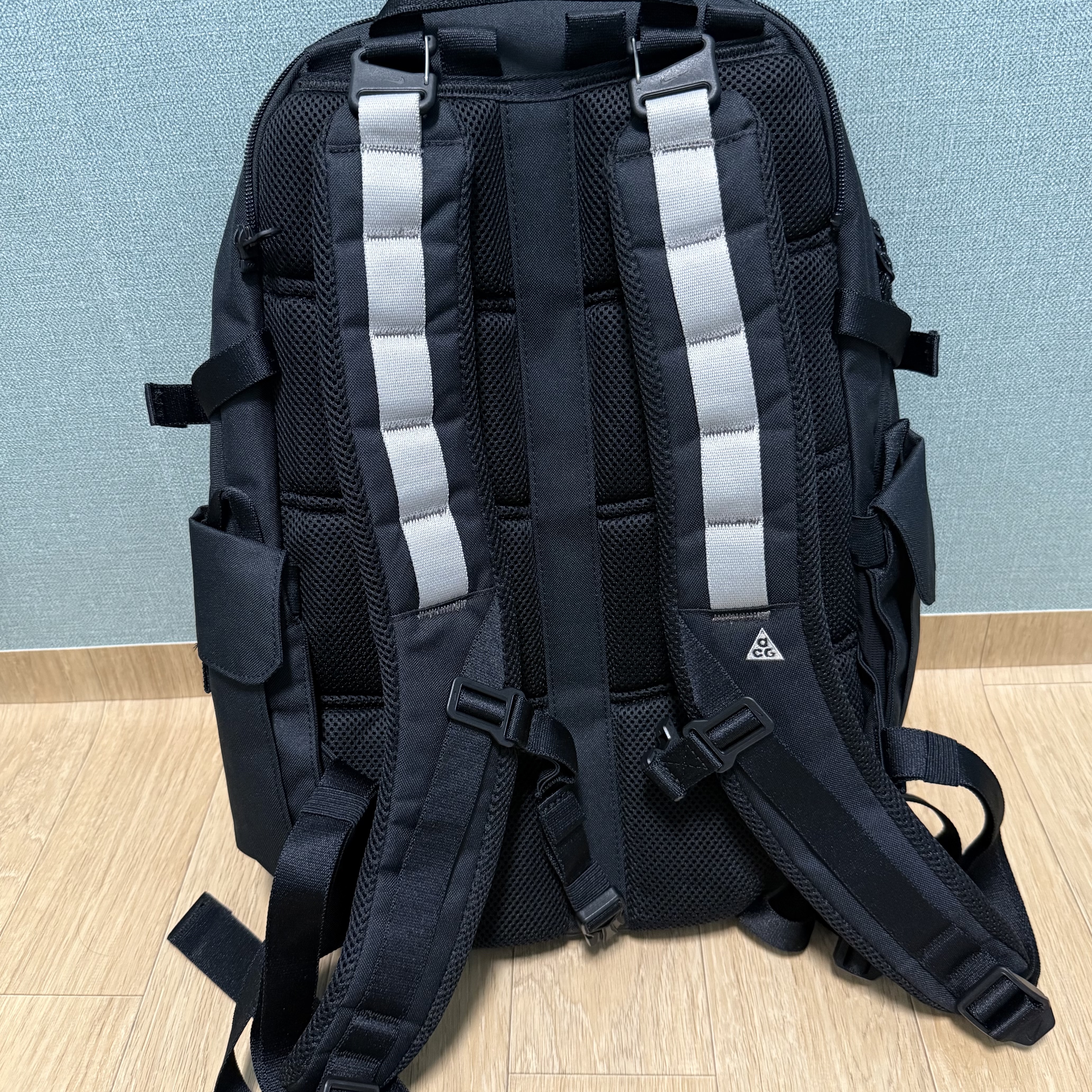 Nike ACG Daymax Backpack 25L Black College Grey 착용 스타일 - 3